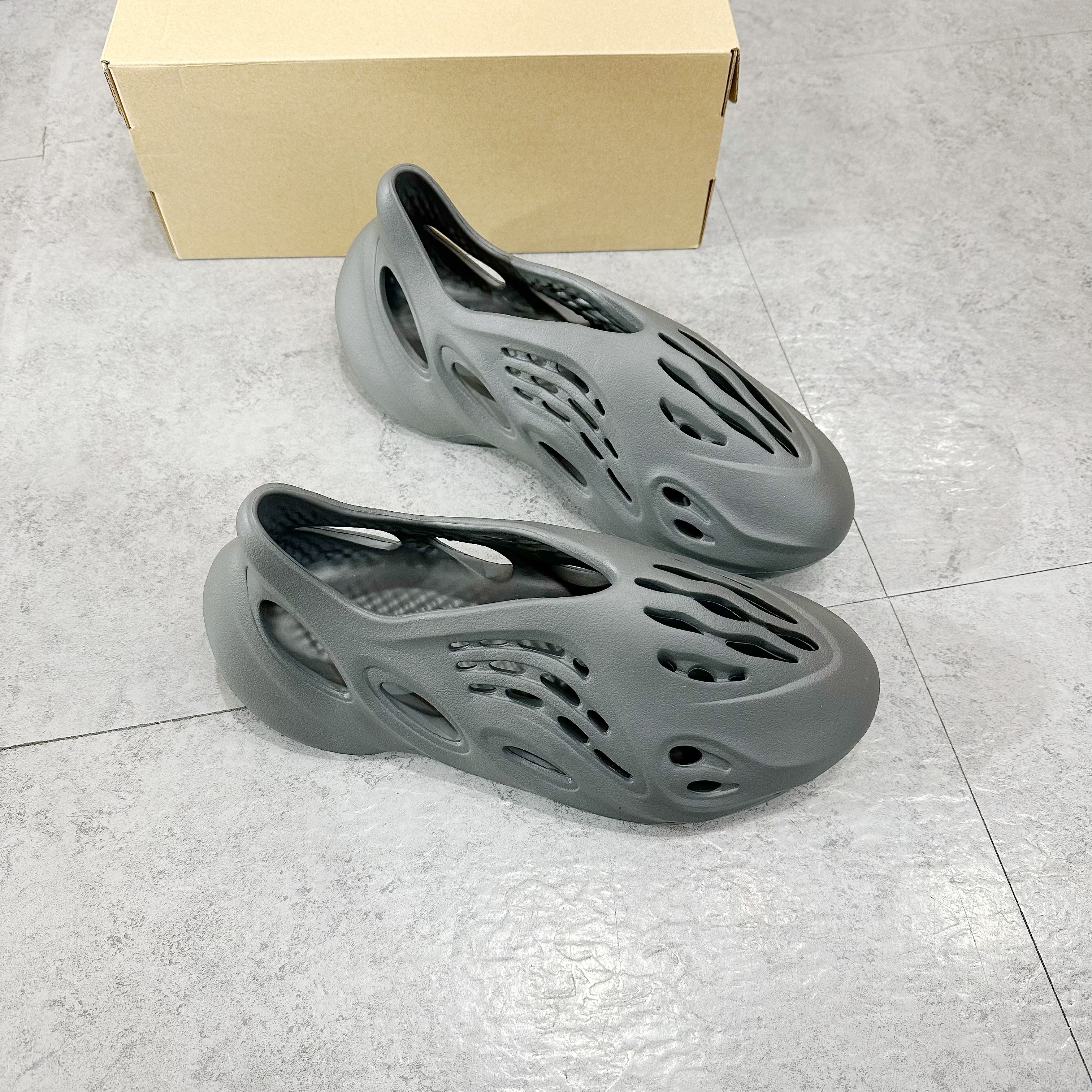 adidas Yeezy Foam Runner Carbon 炭灰色IG5349