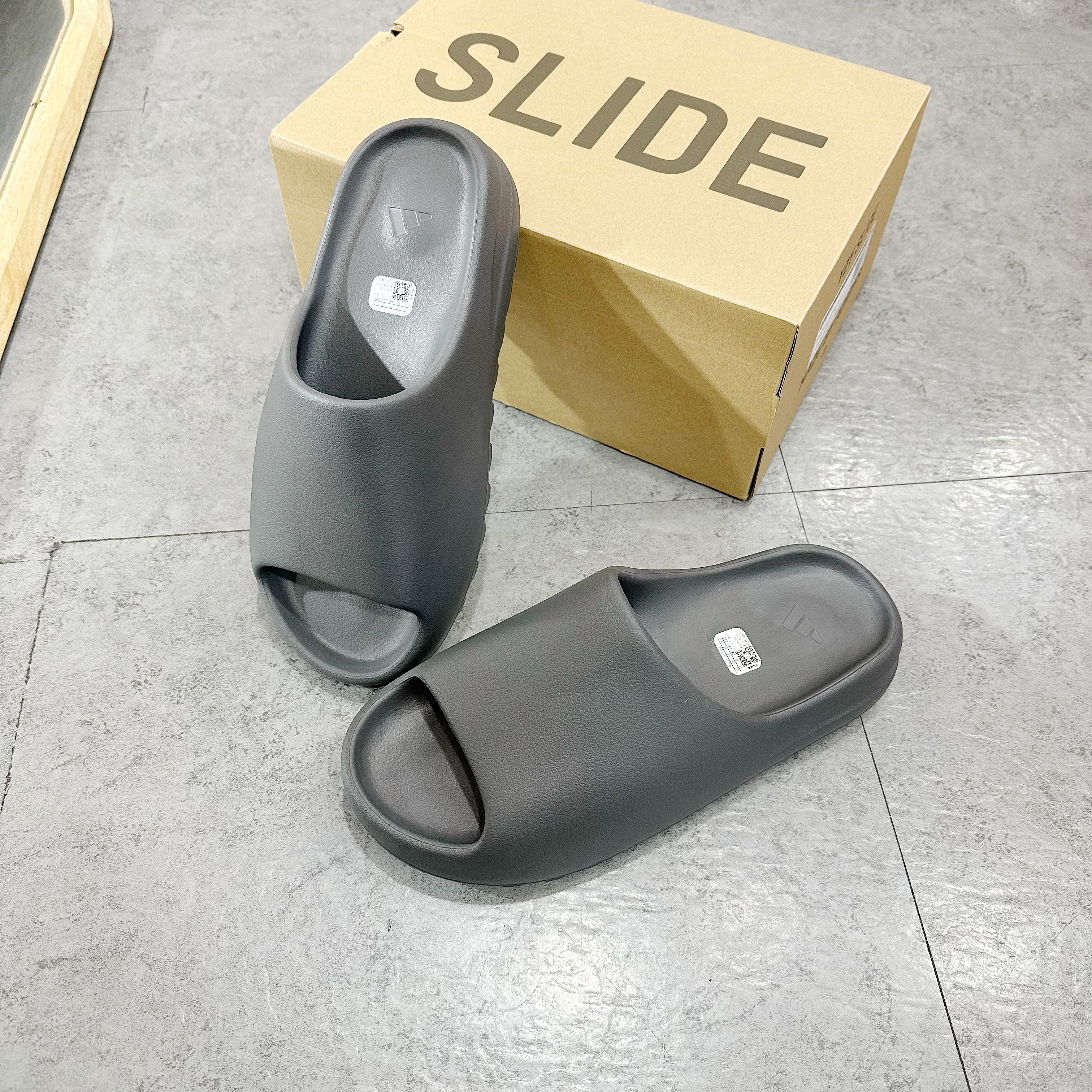 adidas Yeezy Slide Granite 深灰色  ID4132