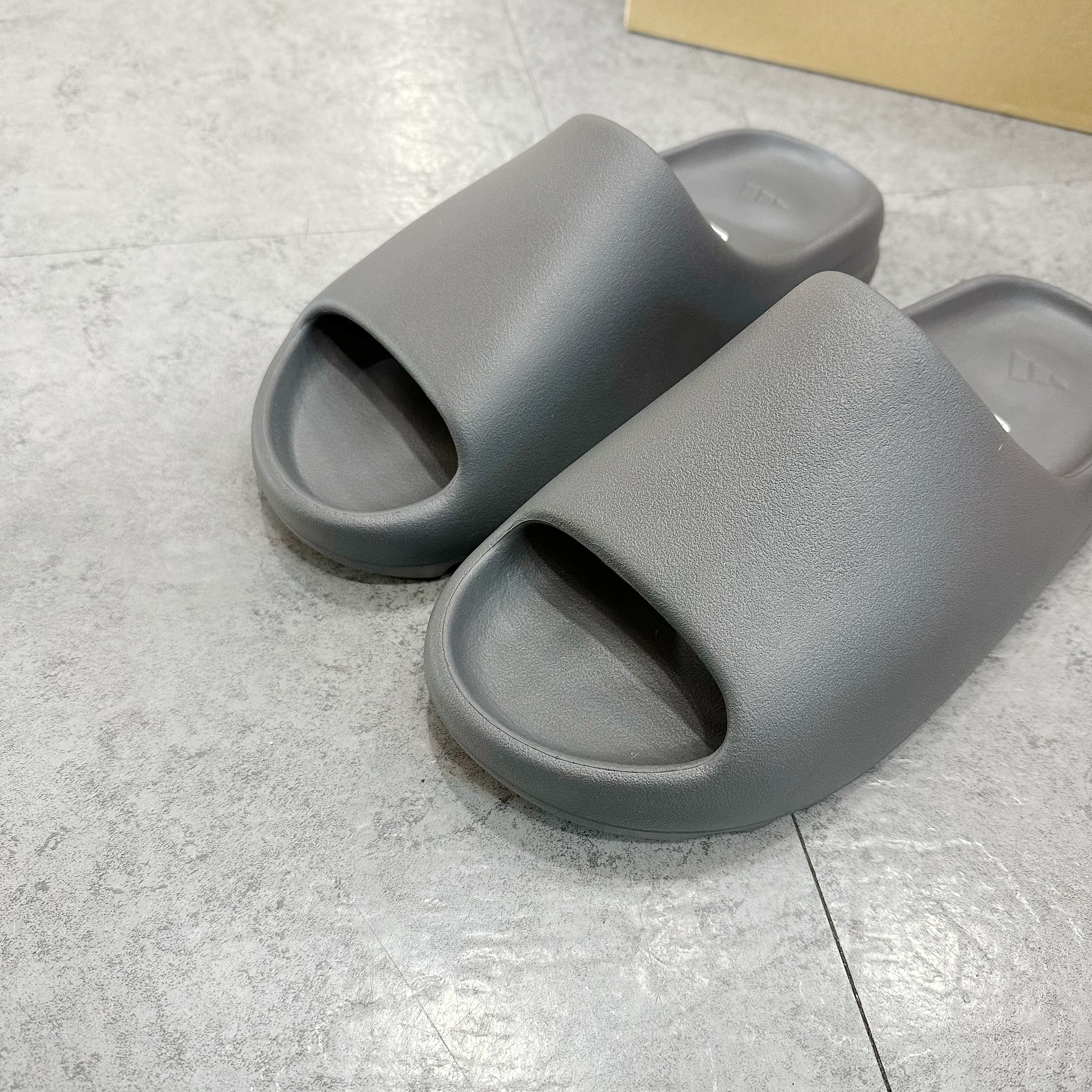 adidas Yeezy Slide Granite 深灰色  ID4132