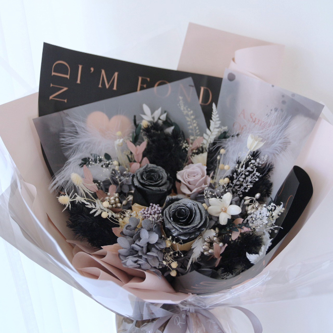 美到窒息的愛系列花束＿珠光黑玫瑰永生花束