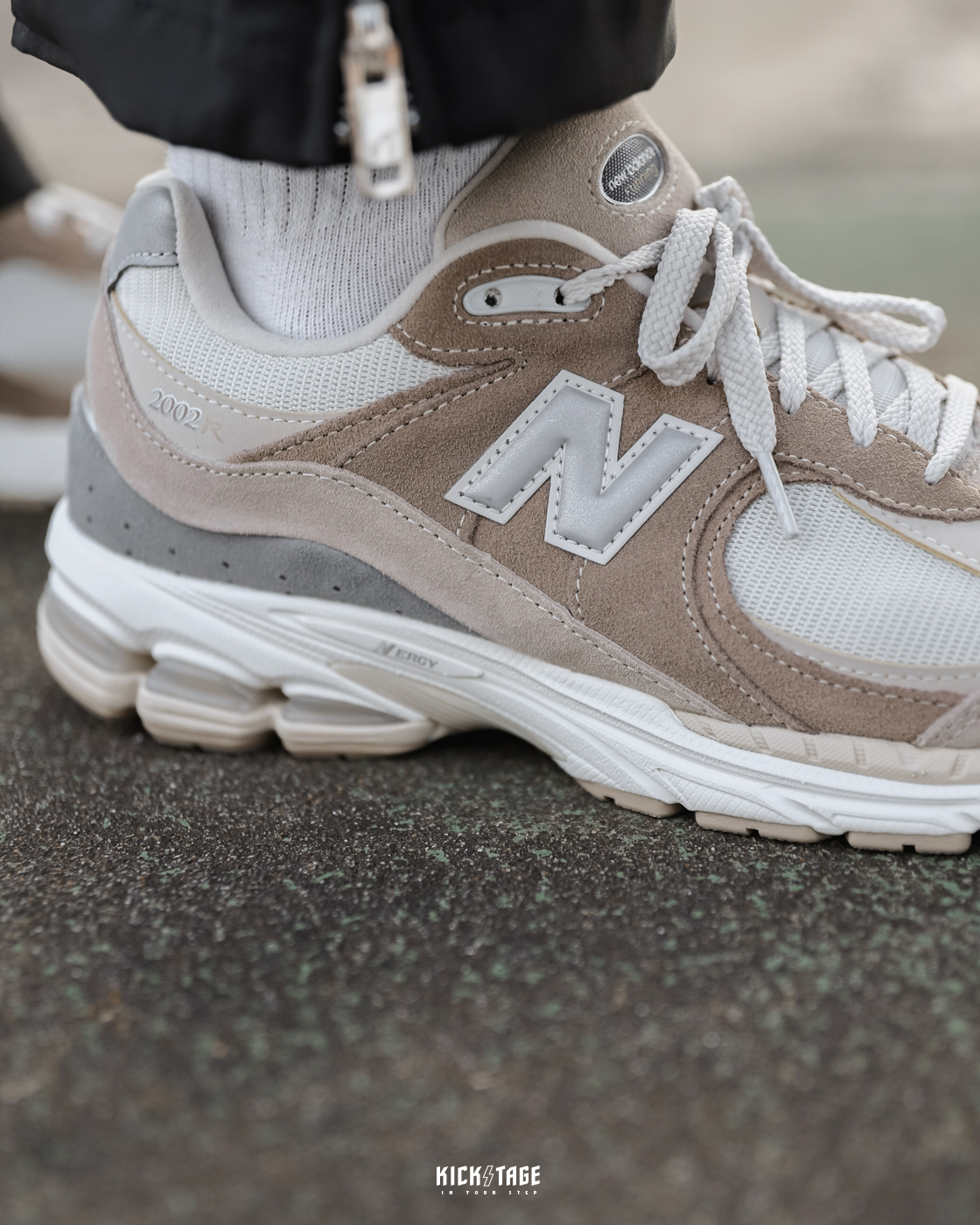 男女款NEW BALANCE 2002R 焦糖奶茶麂皮反光LOG休閒復古慢跑鞋【M2002RSI】