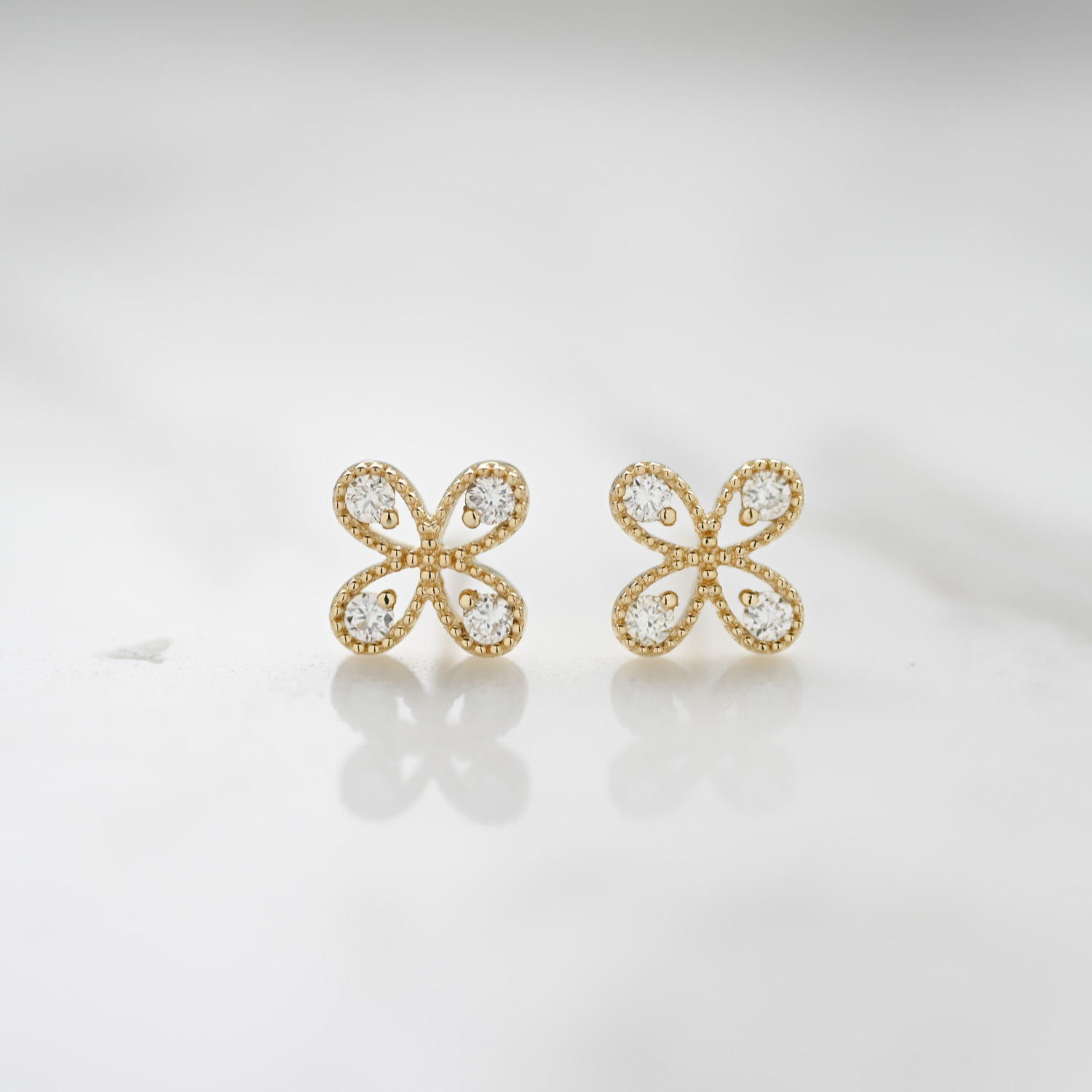 18K Iris Diamond Earring