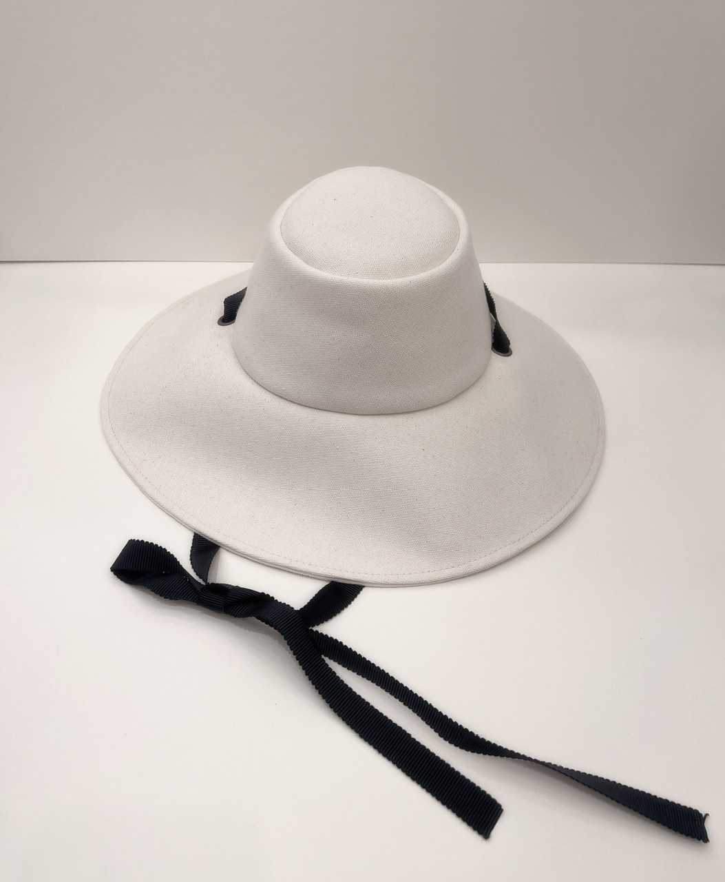 白綁帶帆布帽