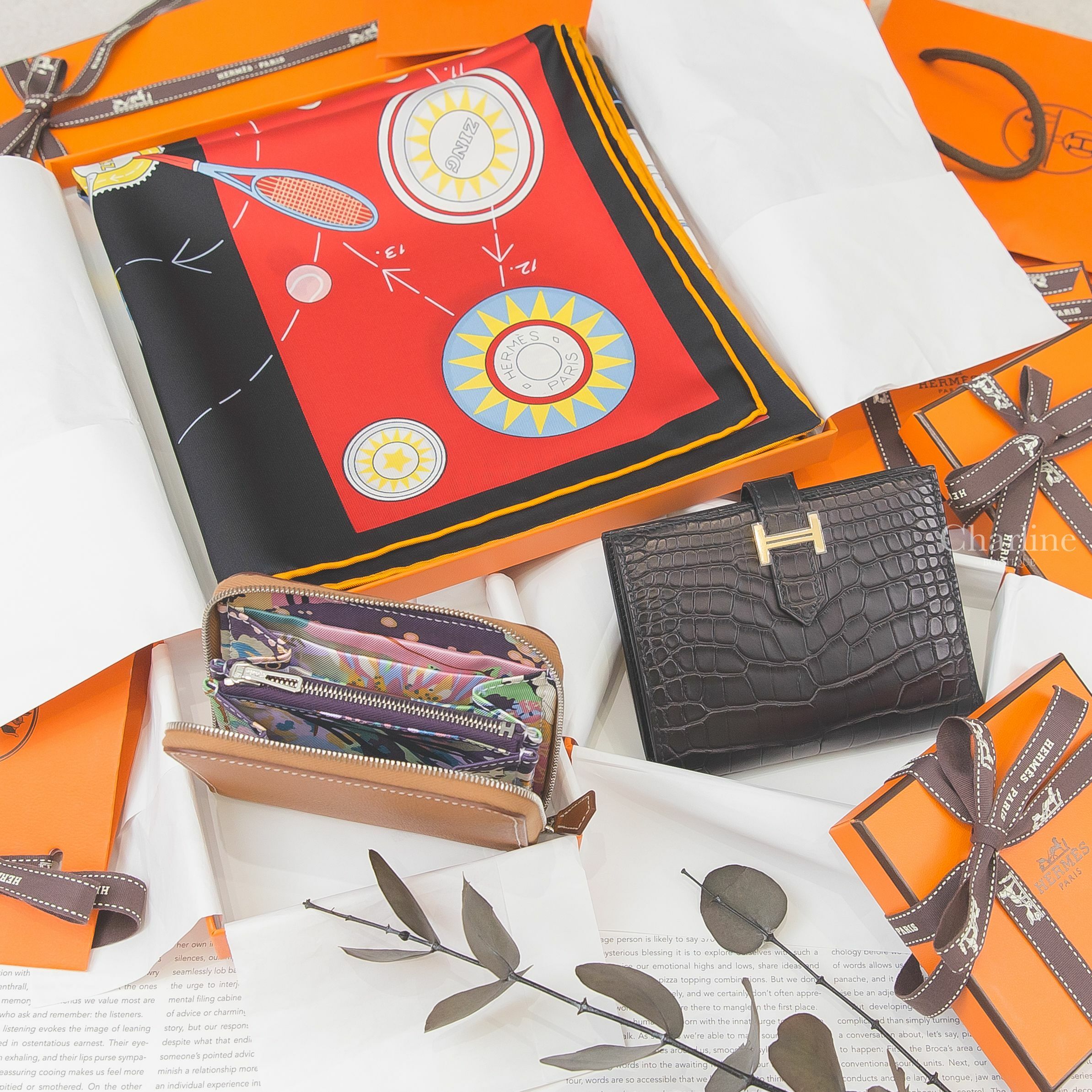 Hermès Bearn Wallet 89 Noir B刻黑色霧面方塊鱷魚金釦短夾,Hermès U刻焦糖色絲巾拉鍊短夾,Hermès黑色/紅色/彩色雙人茶會真絲方巾-Charline Boutique 精品代購