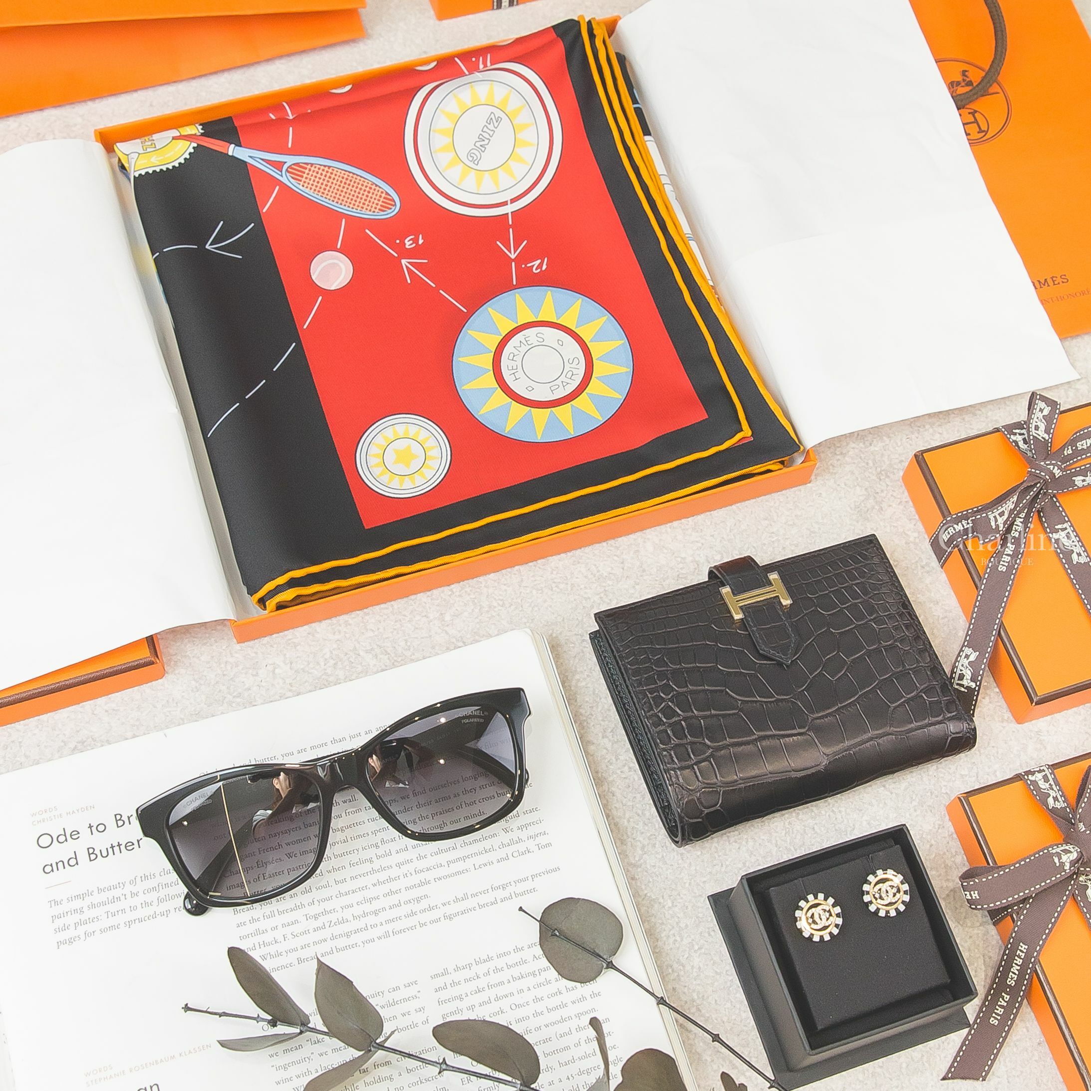Hermès B刻黑色霧面方塊鱷魚金釦短夾,黑色/紅色/彩色雙人茶會真絲方巾,Chanel黑色方框漸變鏡片側邊菱格紋白色CC太陽眼鏡,黑白相間金色水鑽CC金框圓形耳環-Charline Boutique 精品代購