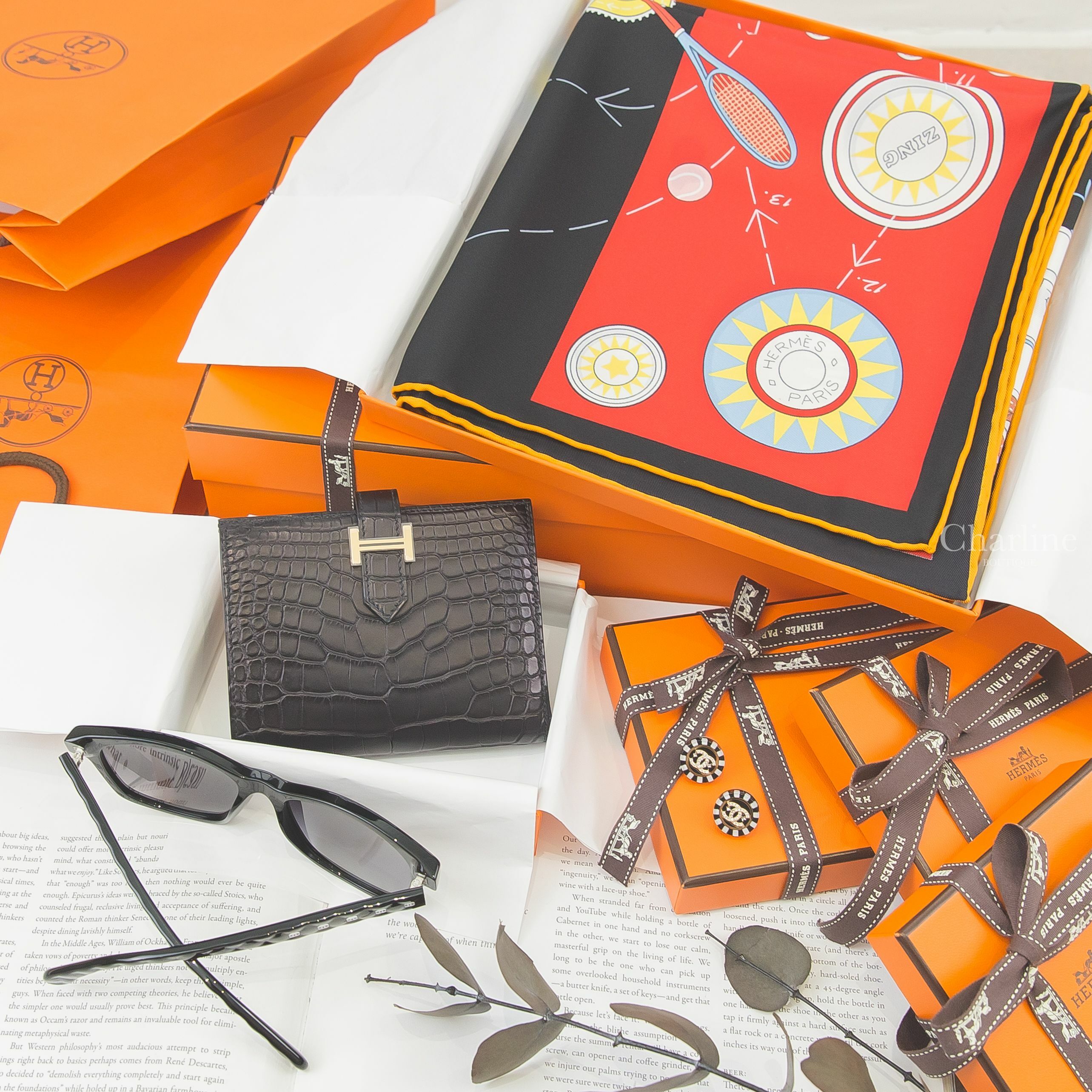 Hermès B刻黑色霧面方塊鱷魚金釦短夾,黑色/紅色/彩色雙人茶會真絲方巾,Chanel黑色方框漸變鏡片側邊菱格紋白色CC太陽眼鏡,黑白相間金色水鑽CC金框圓形耳環-Charline Boutique 精品代購