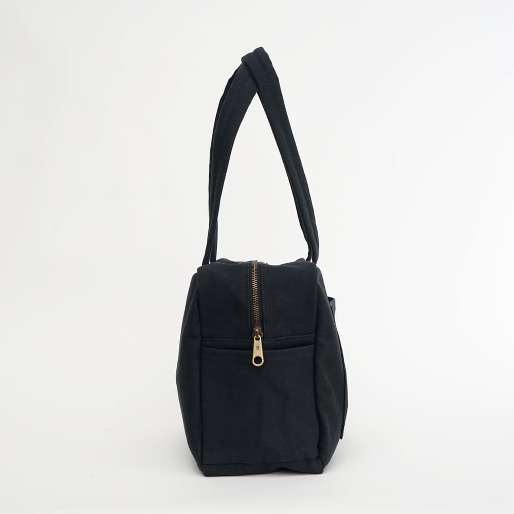 黑色小款帆布旅行包，方形設計，適合日常通勤使用