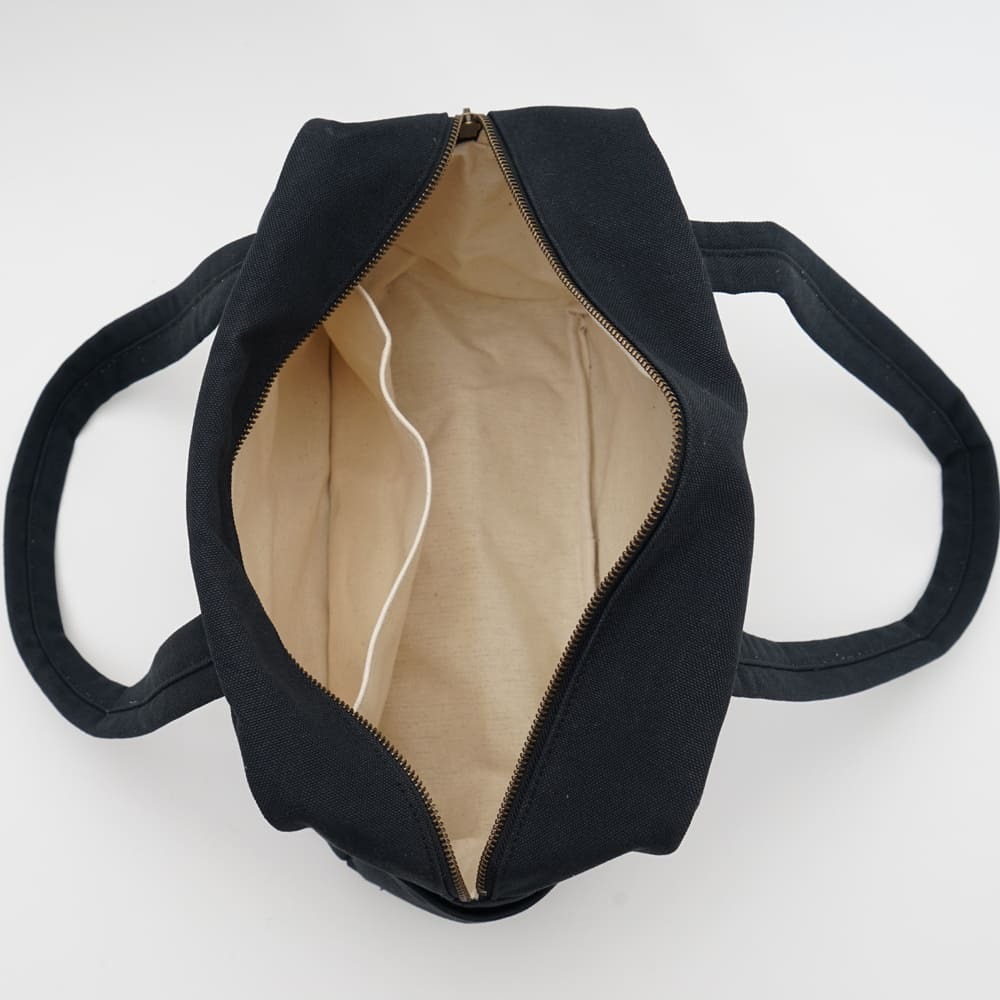 黑色小款帆布旅行包，方形設計，適合日常通勤使用