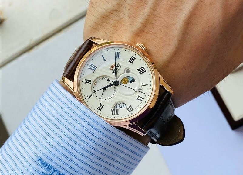 萬年鐘錶 - 東方錶  ORIENT  玫瑰金框月象機械皮革男錶  RA-AK0007S  錶徑 42.5mm