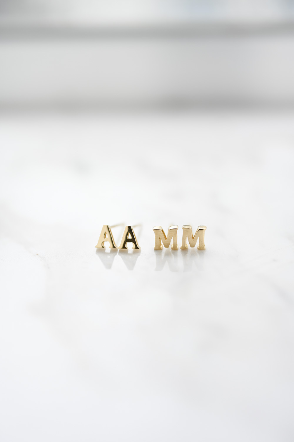 *18K Italy Initial Earring M