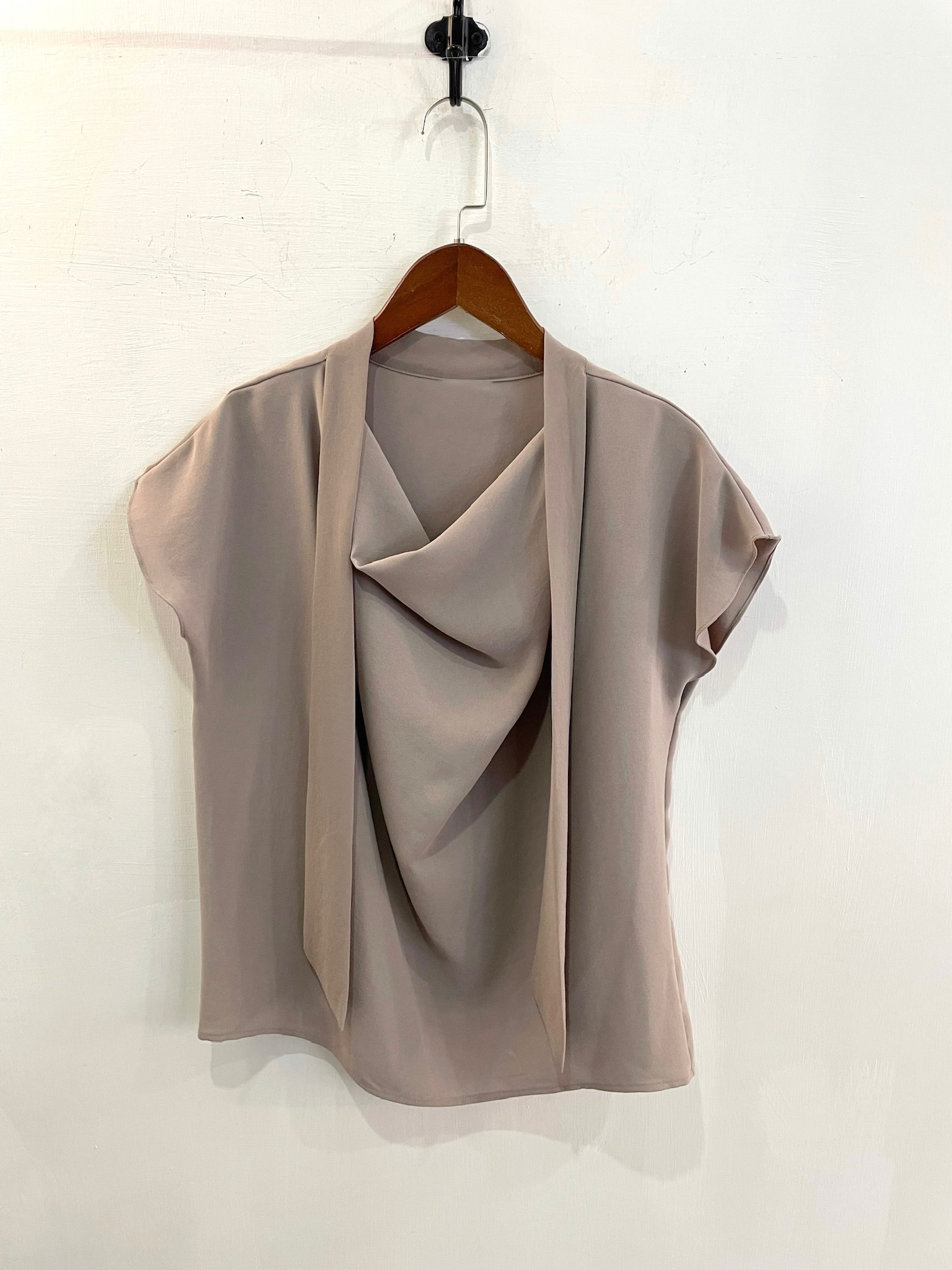 垂墜領領巾上衣