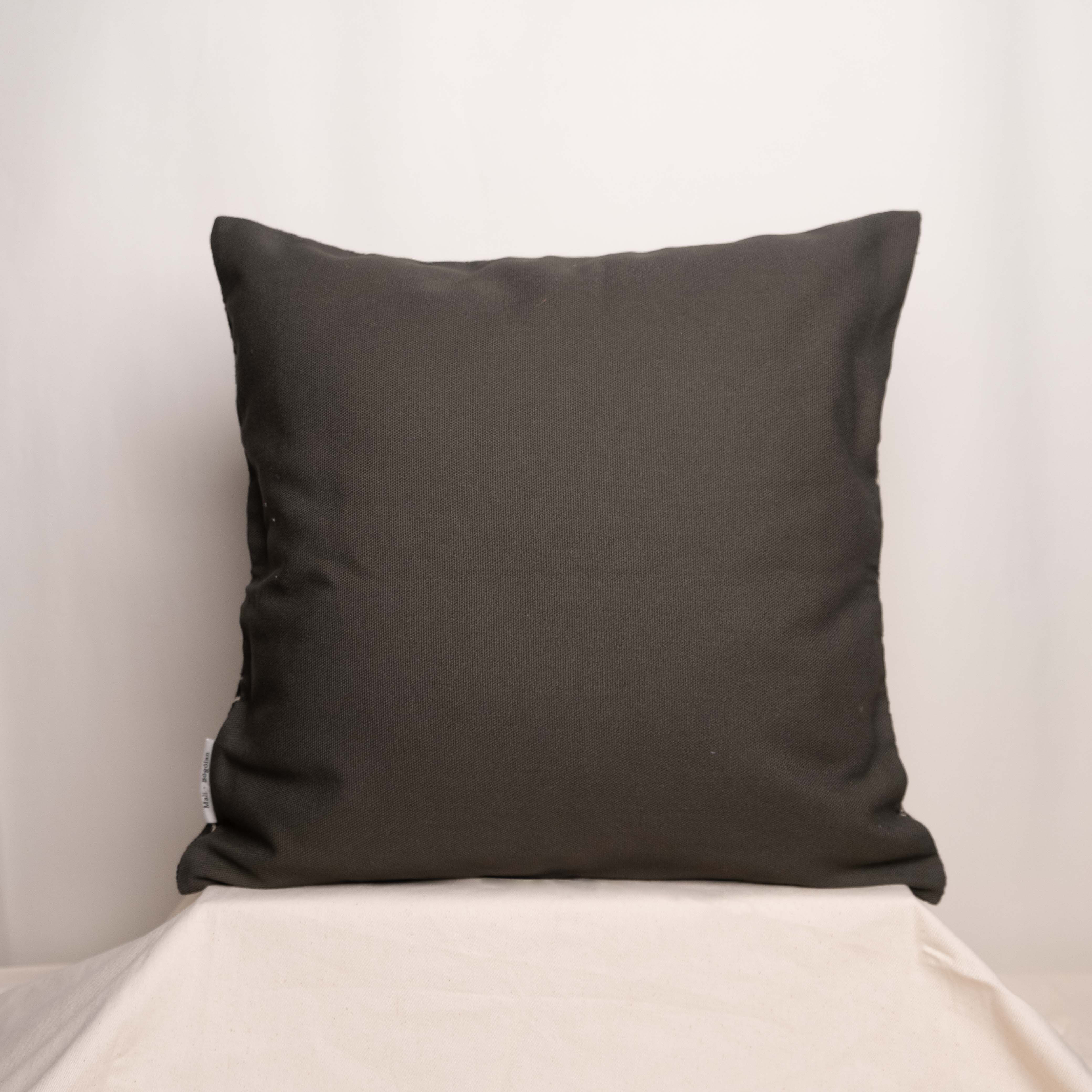 泥染抱枕｜泥黑｜馬利