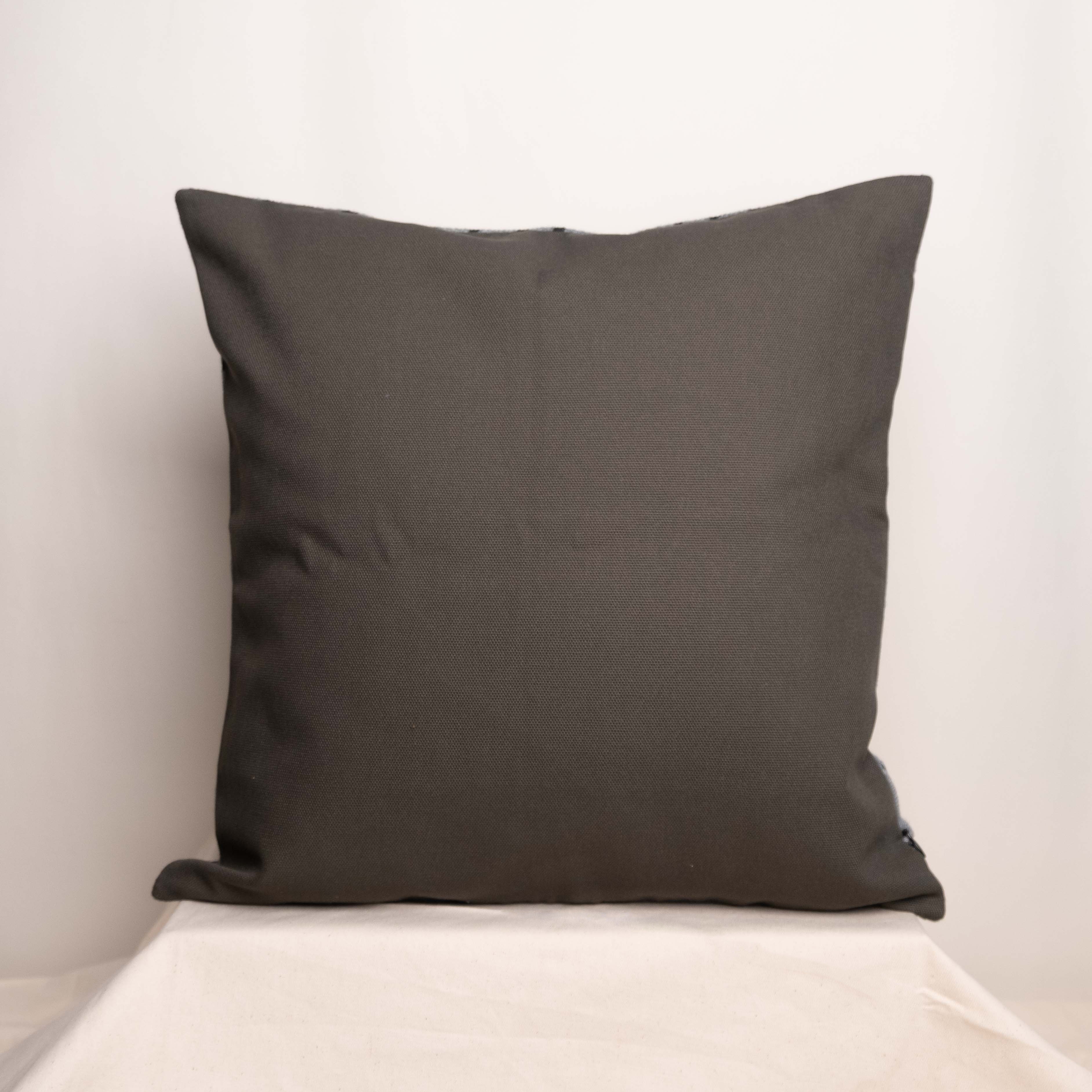 泥染抱枕｜銀灰｜馬利