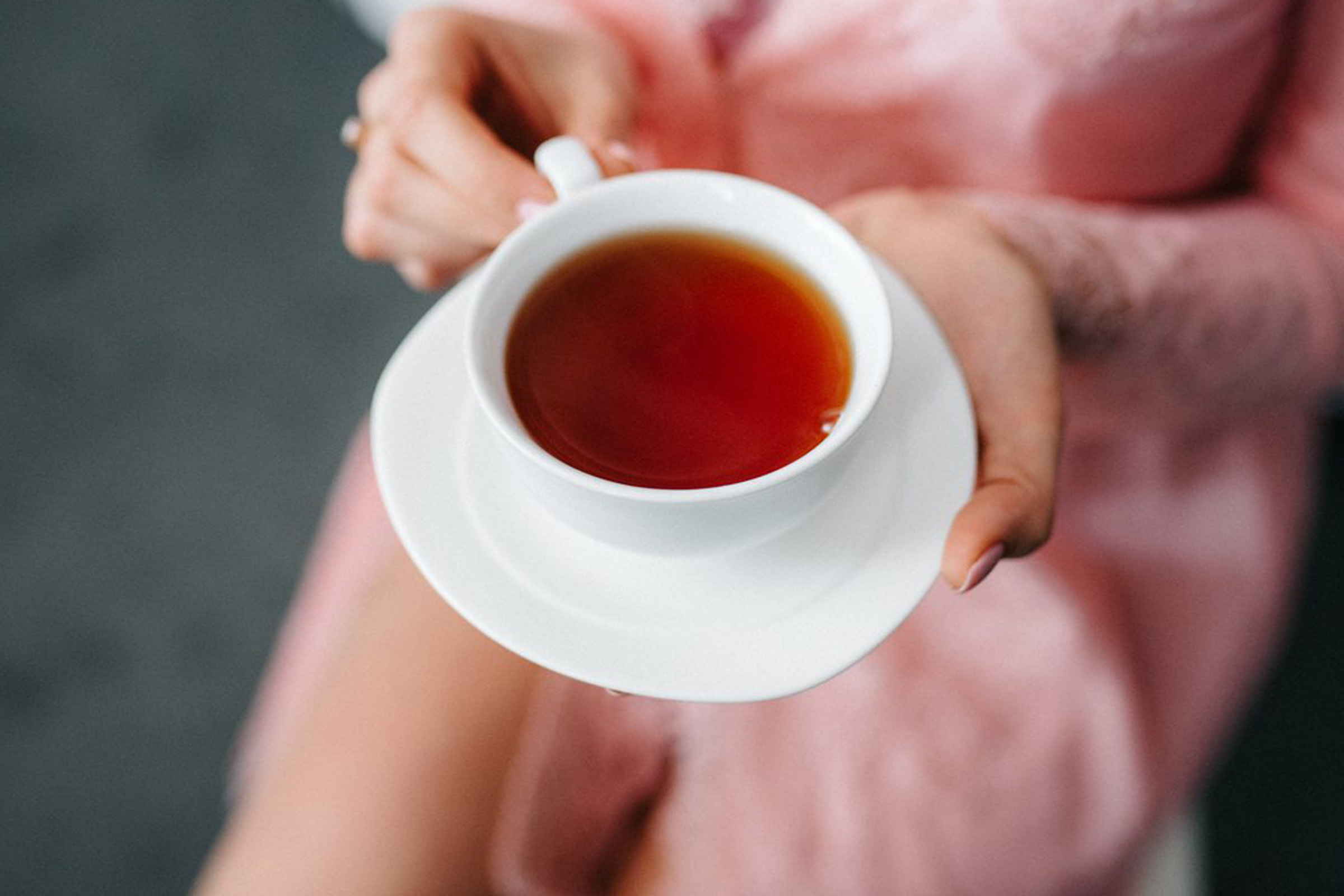 喝些溫開水或溫熱的茶飲，讓身體自然微微出汗，促進循環