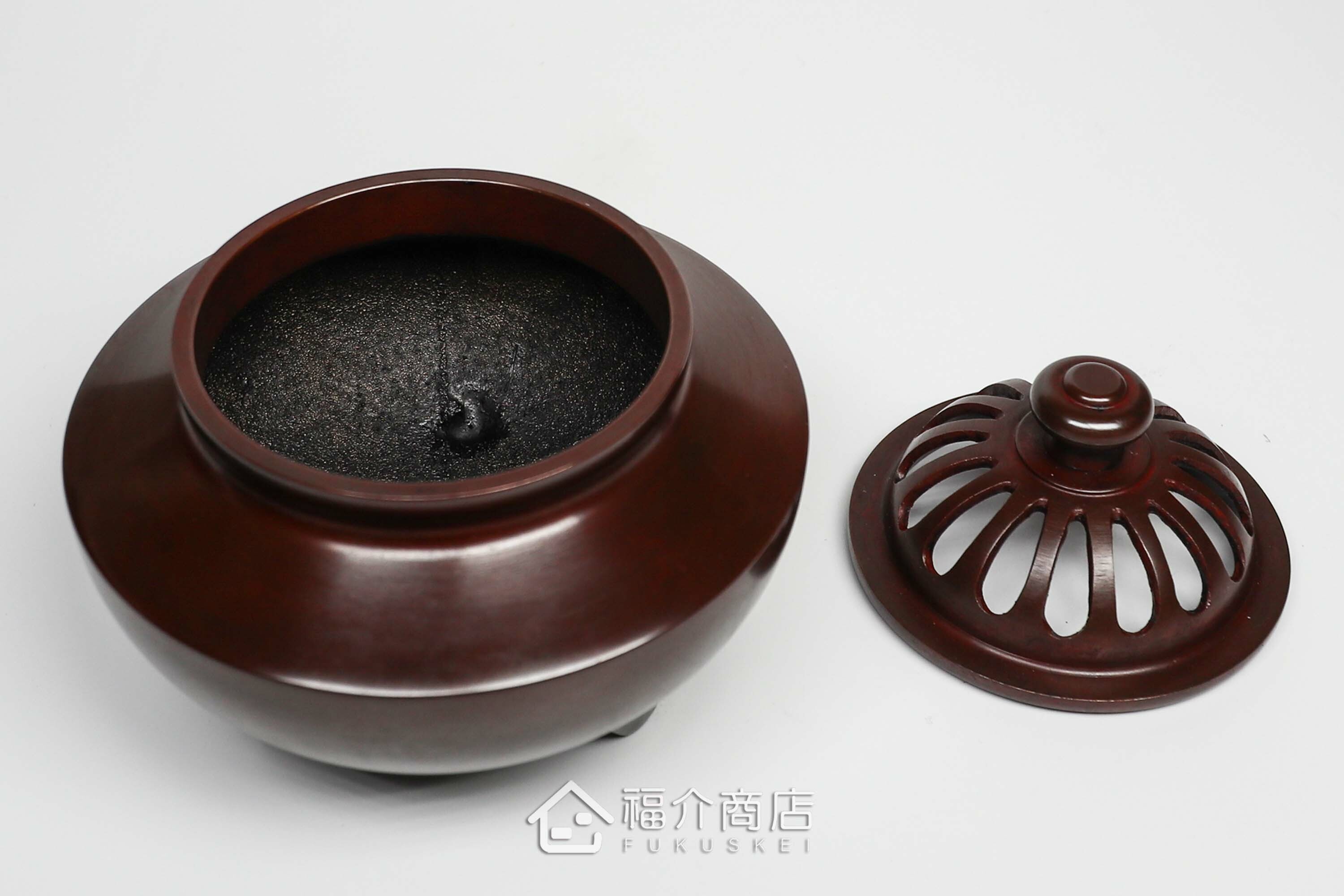 青銅材質的香爐內部