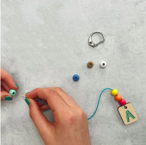字母-迷你鐵盒 | DIY串珠鑰匙圈