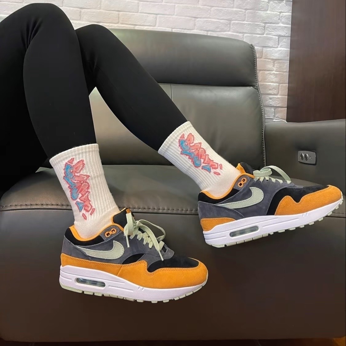 Nike Air Max 1 "Honey Dew" 醜小鴨 黑棕 灰橘綠 麂皮絨毛 DZ0482-001