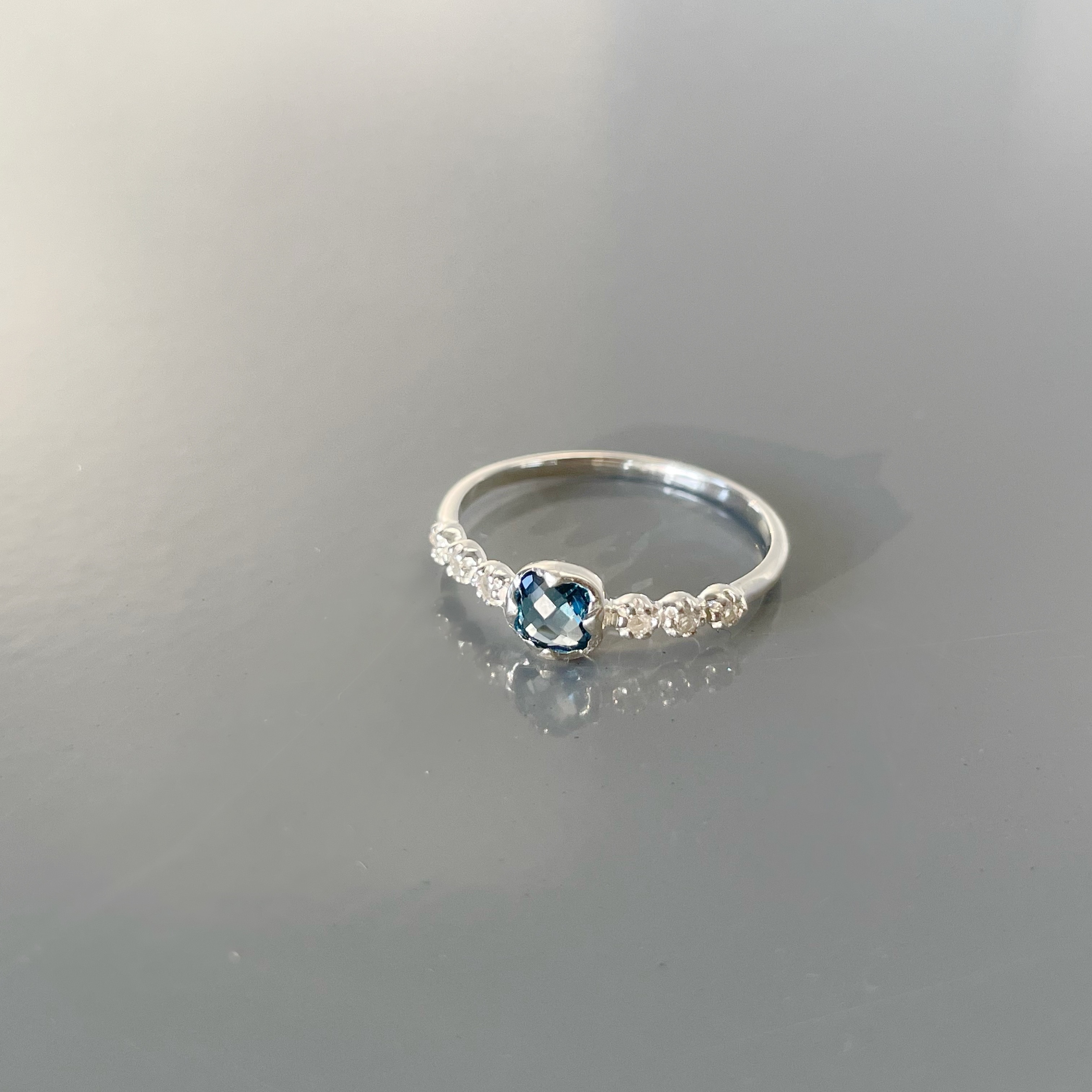 華麗圓四爪倫敦托帕石戒指