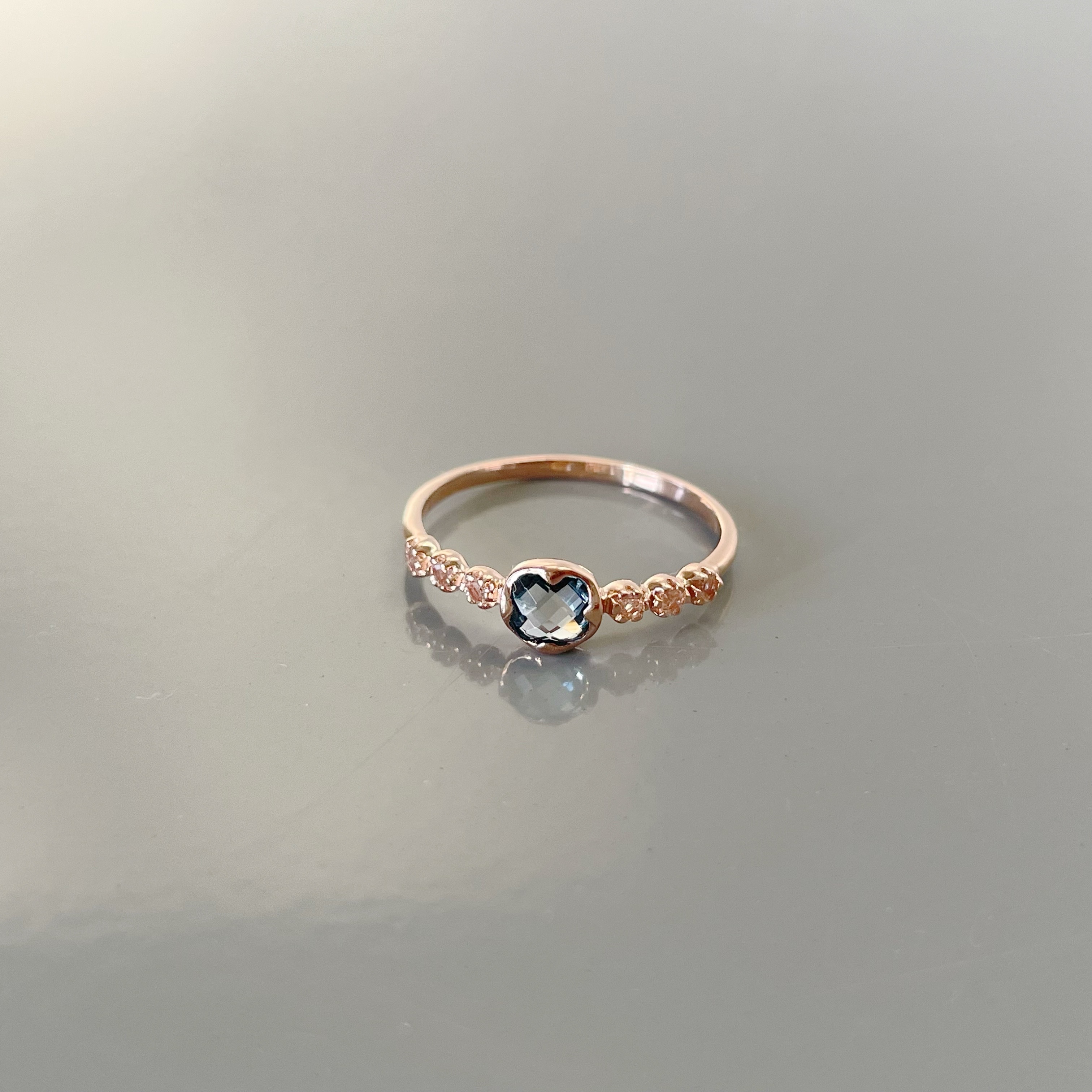 華麗圓四爪倫敦托帕石戒指