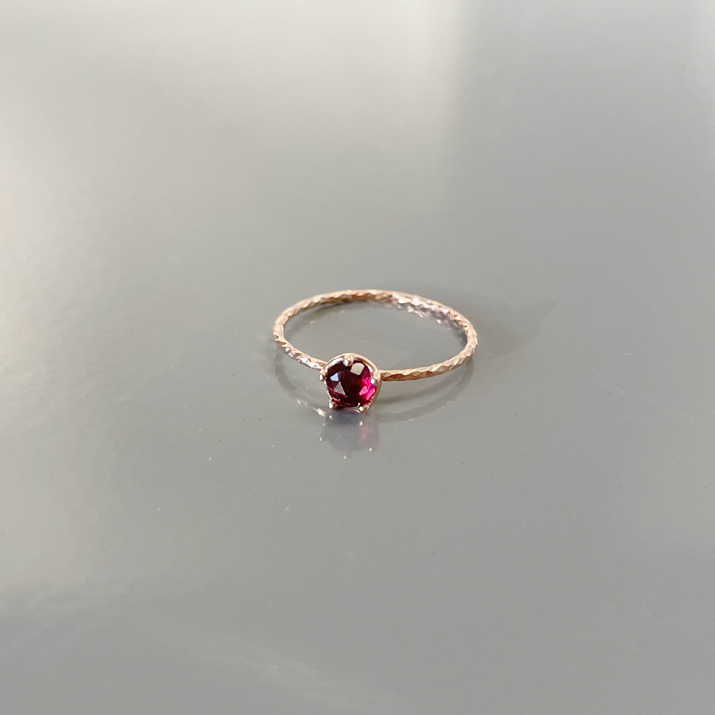 小皇冠玫瑰石榴石戒指