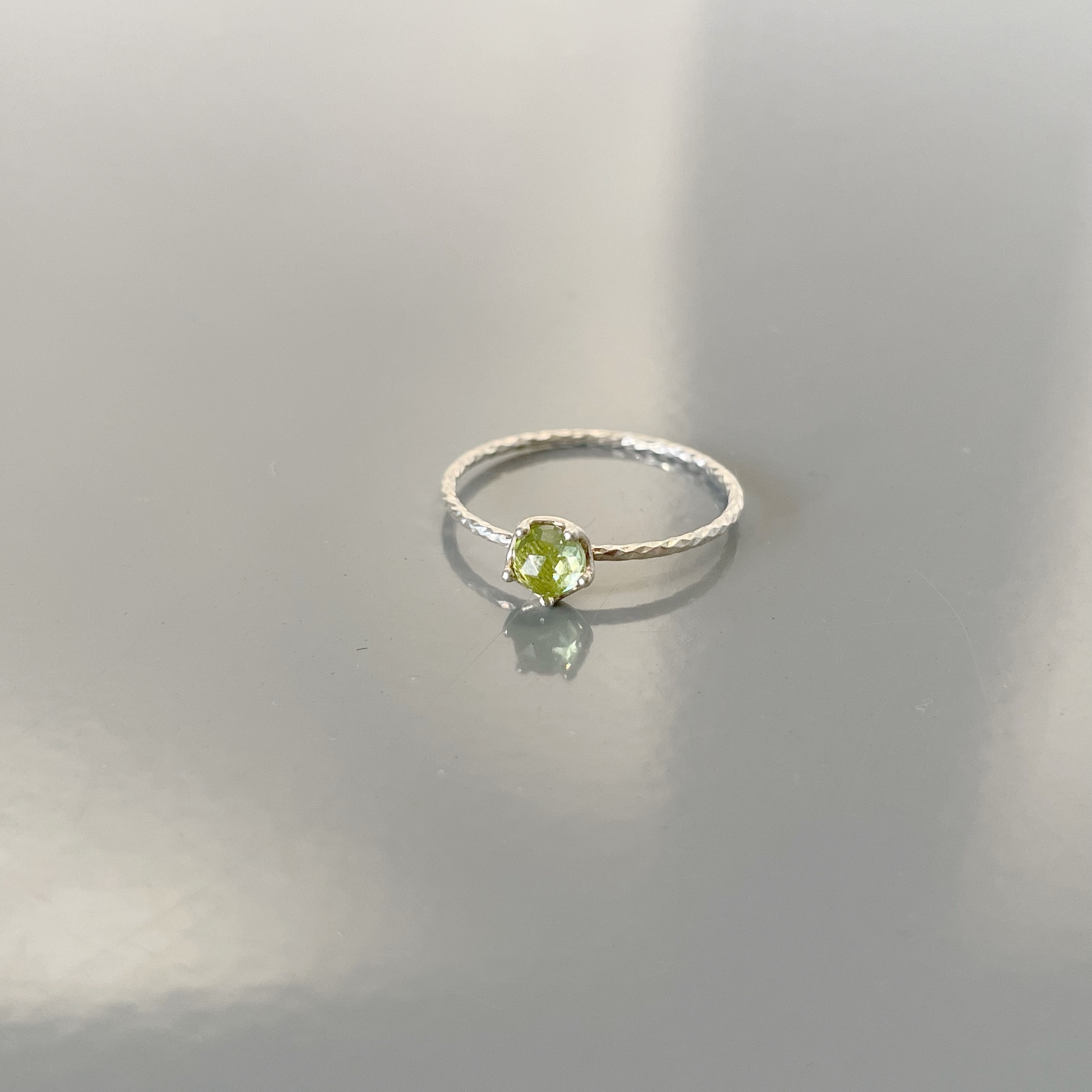 小皇冠橄欖石戒指