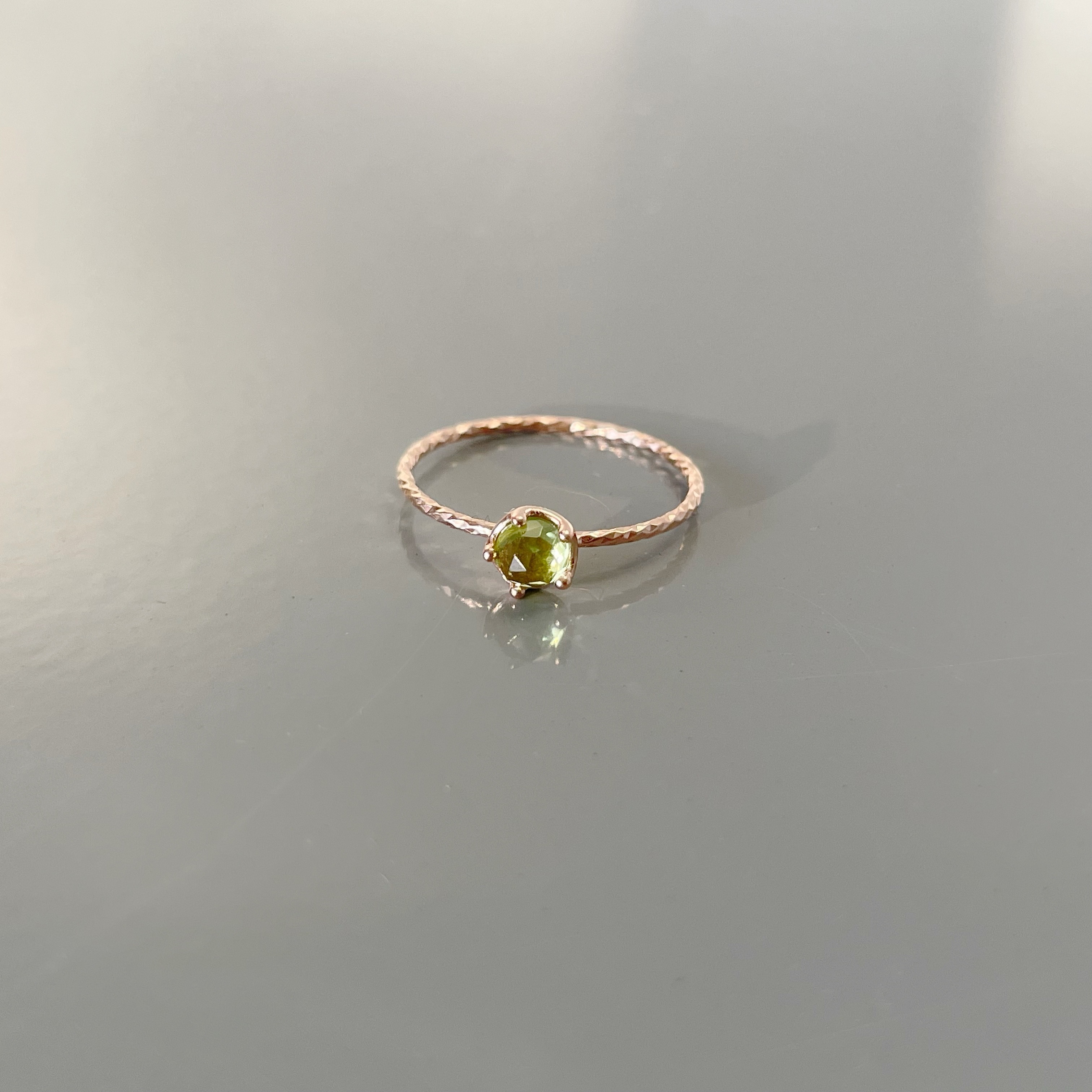 小皇冠橄欖石戒指