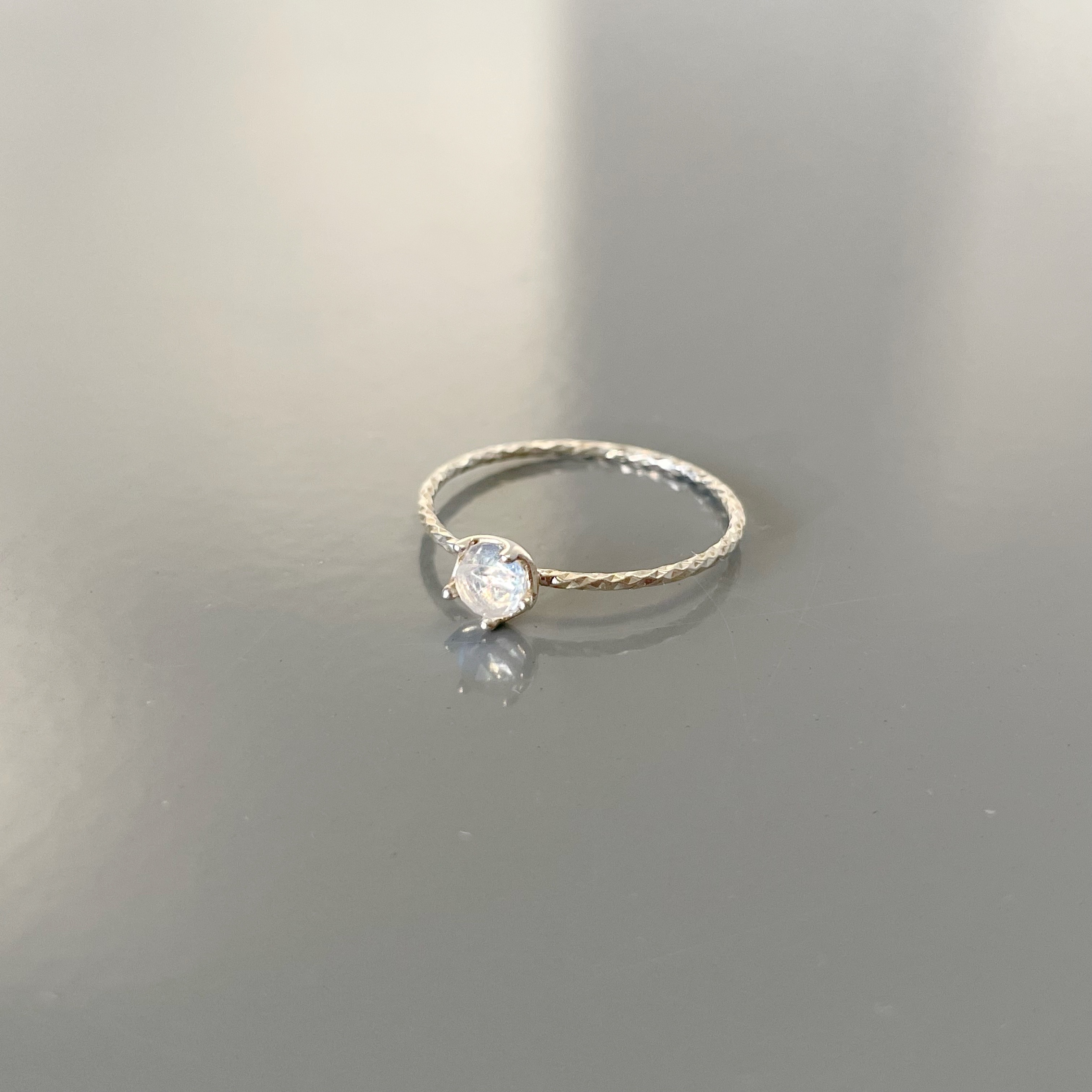 小皇冠月光石戒指