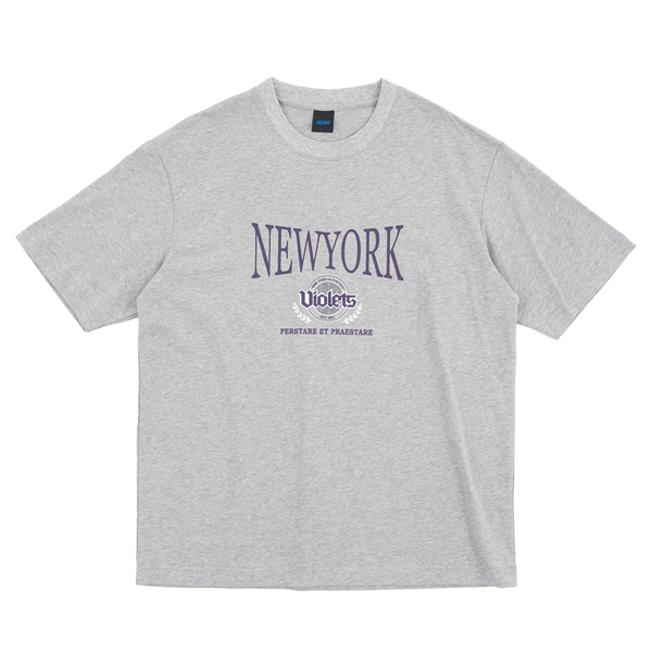 【下殺↘ $399】NCAA 短T 中性 紐約大學 麻灰紫 微落肩大LOGO 短袖 7325102711