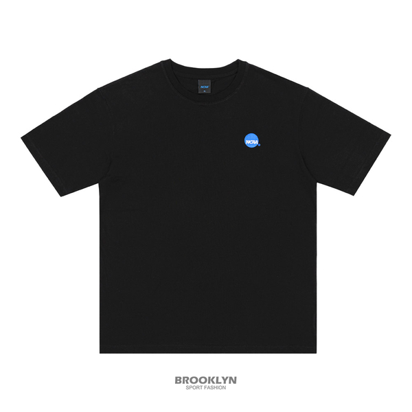 【下殺↘ $399】NCAA 短T 中性 短袖 黑藍 胸小LOGO 背後英文 休閒 男女 7225102320