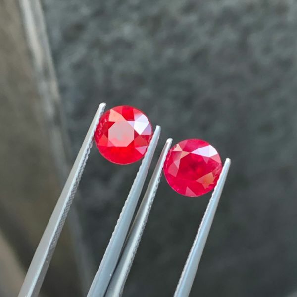 2.09/2.05ct有燒鴿血紅