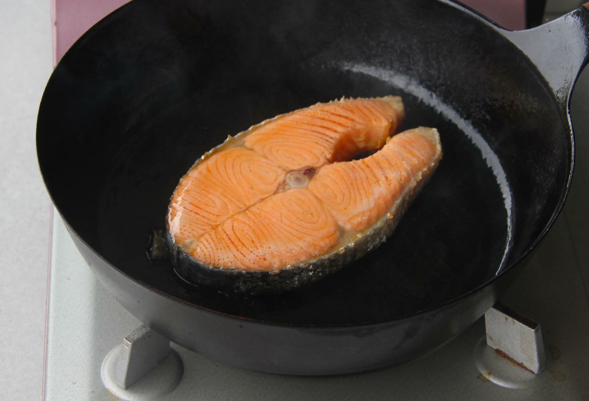 煎鮭魚食譜基本的鮭魚煎法介紹：呈現粉白色澤的美味不老鮭