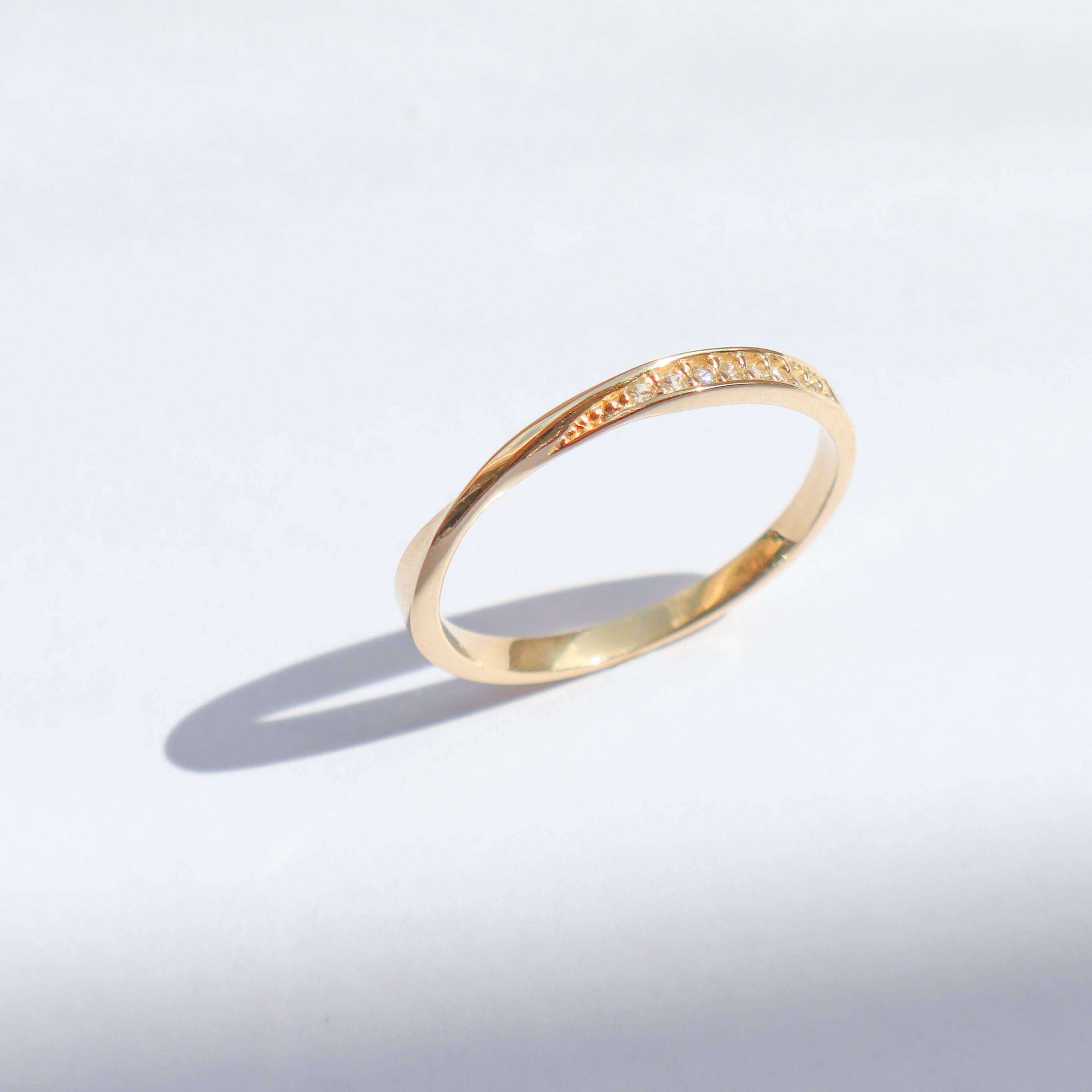 10K/扭轉流線排鑽戒指