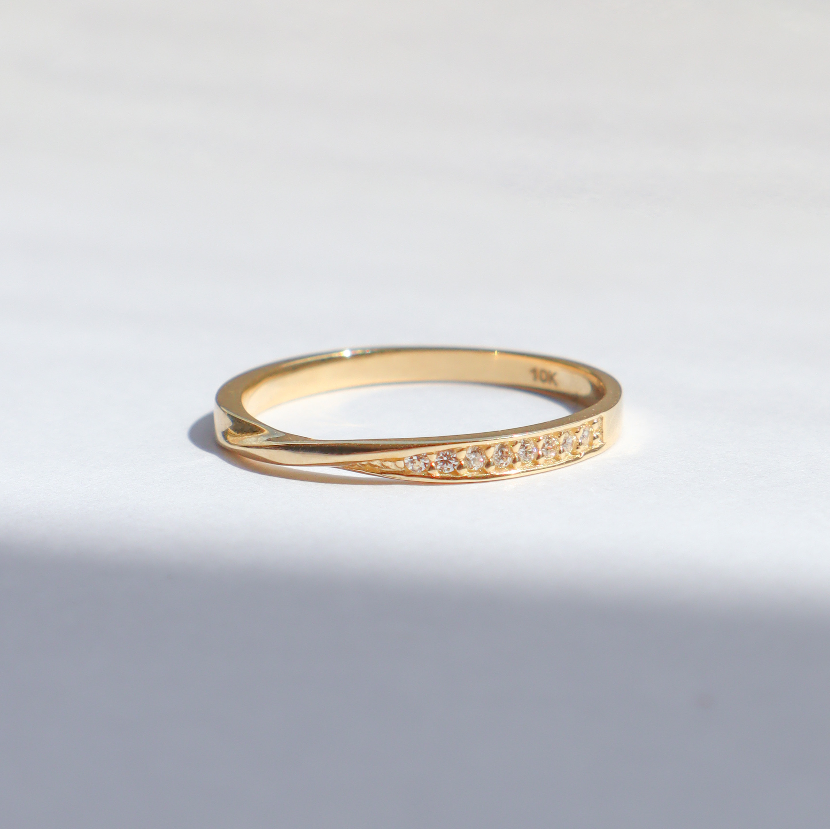 10K/扭轉流線排鑽戒指