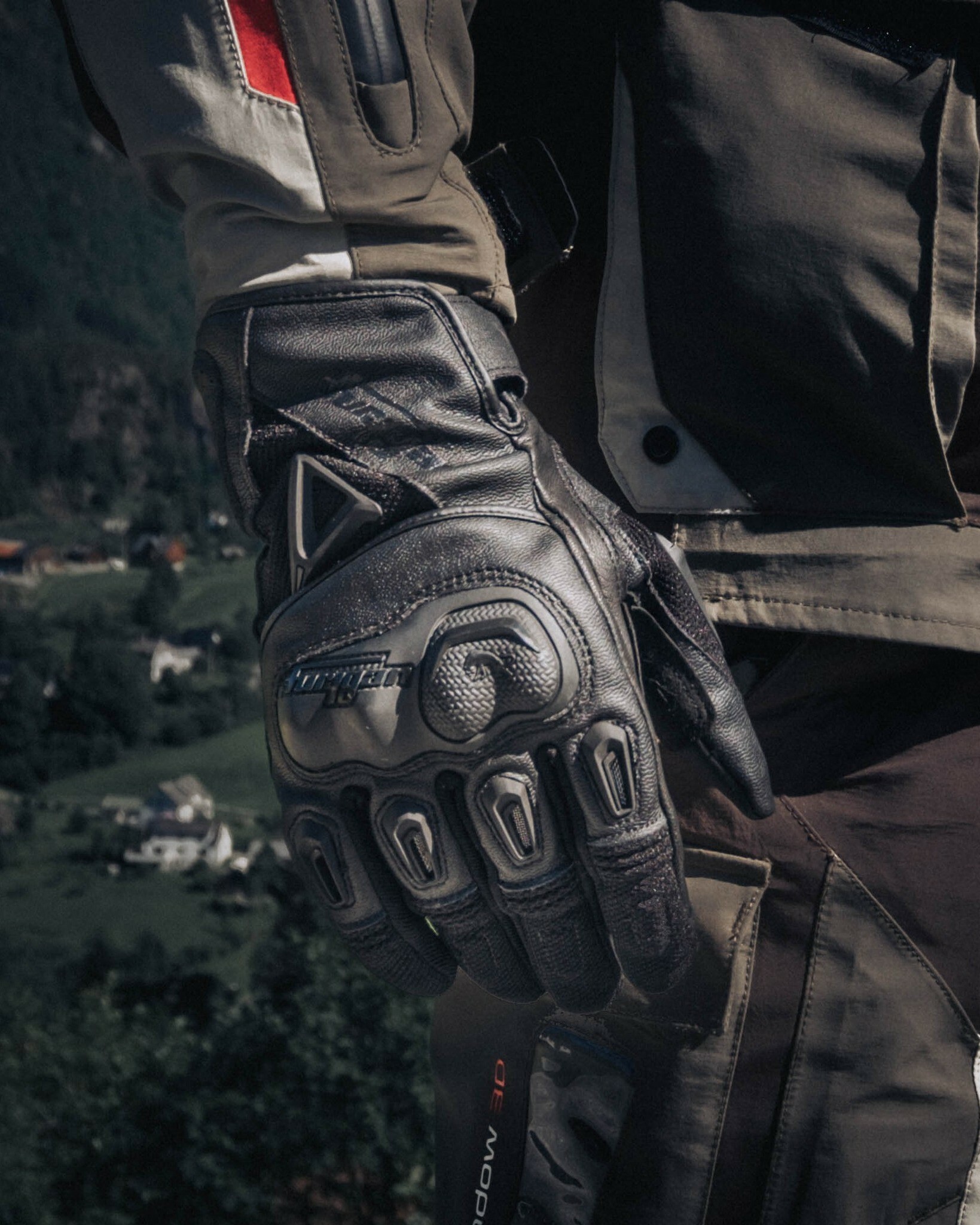 FURYGAN VOLT BLACK 黑黑 皮布手套 夏季 透氣 短手套