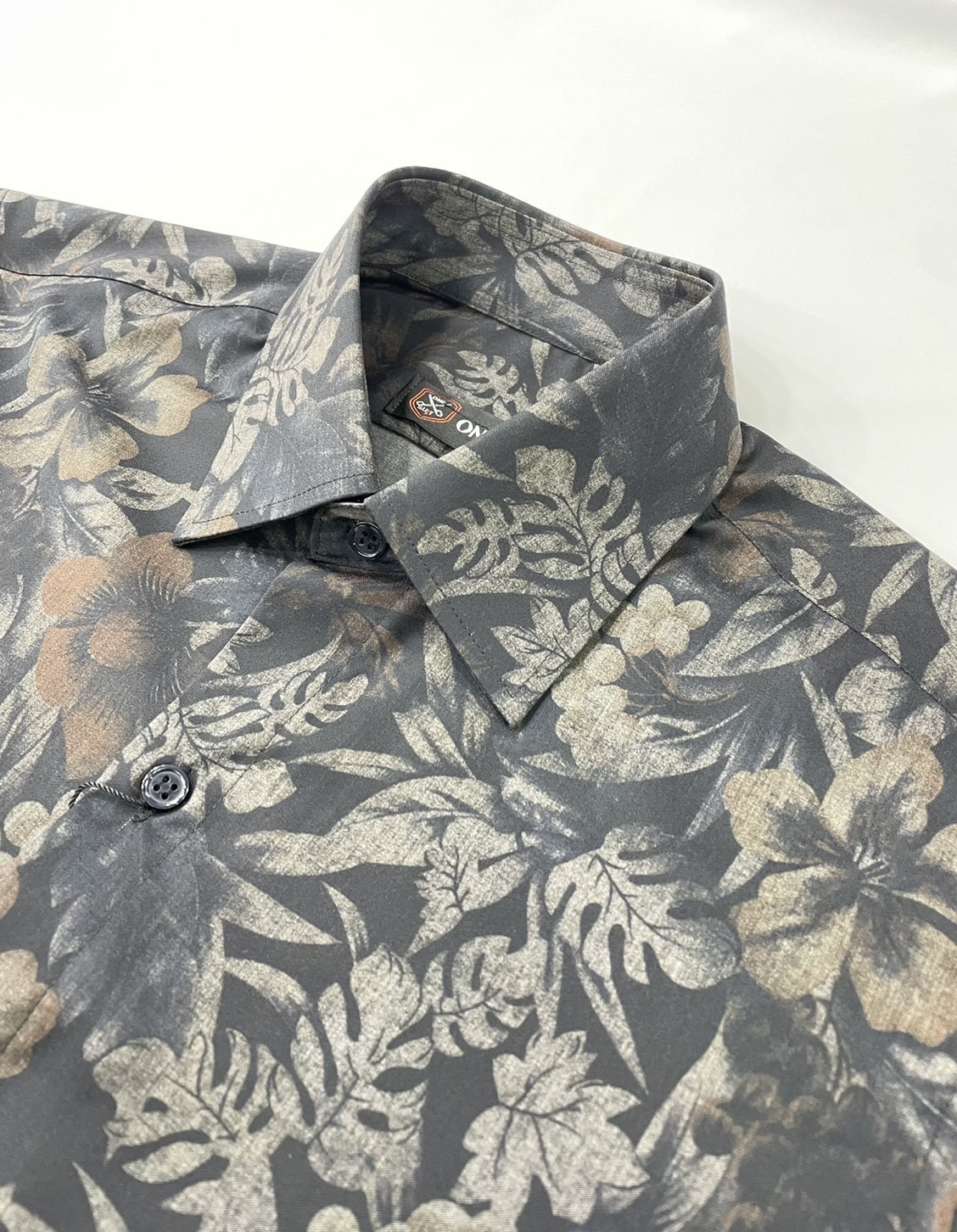 黑色印花修身短袖襯衫-4