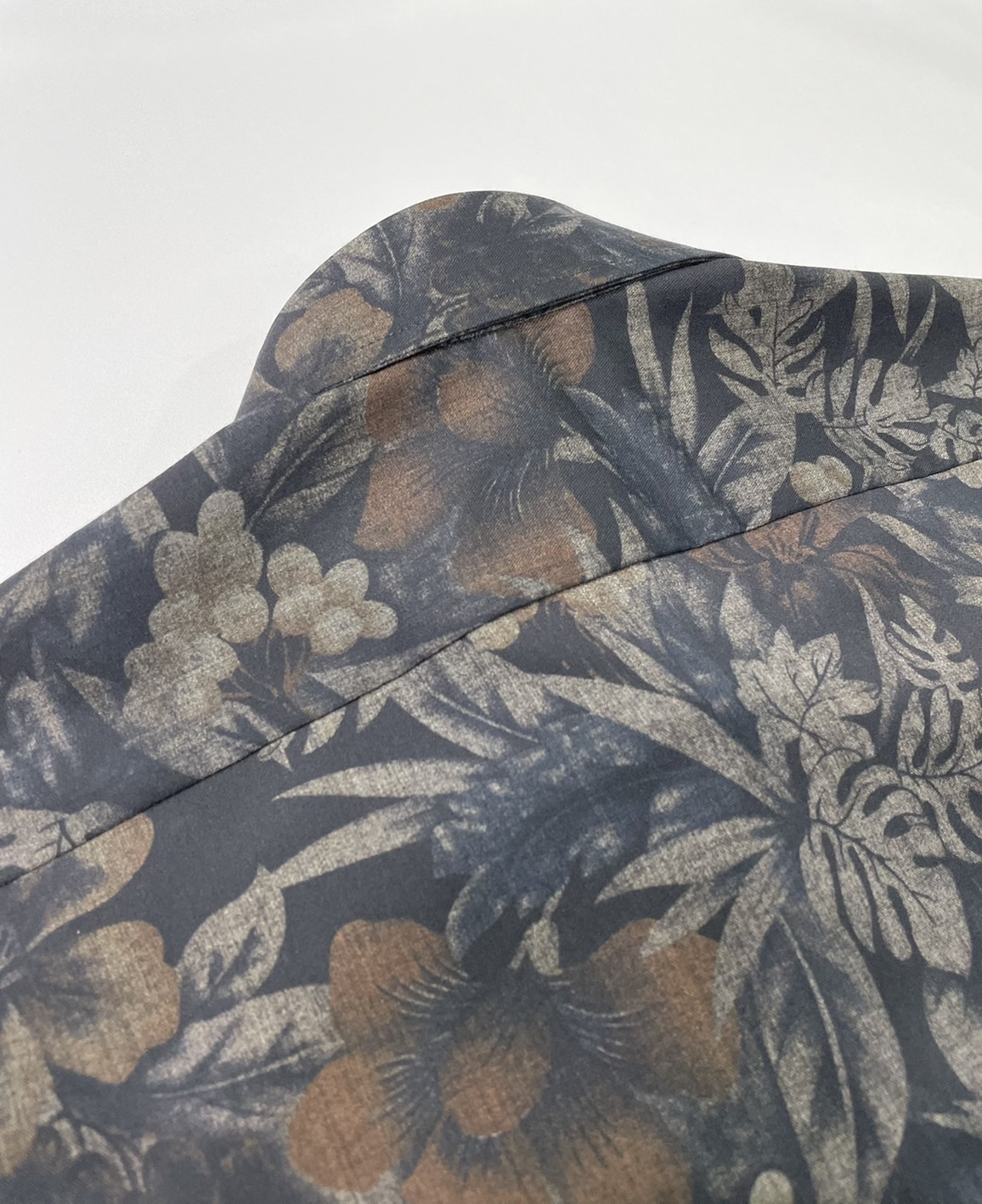 黑色印花修身短袖襯衫-5