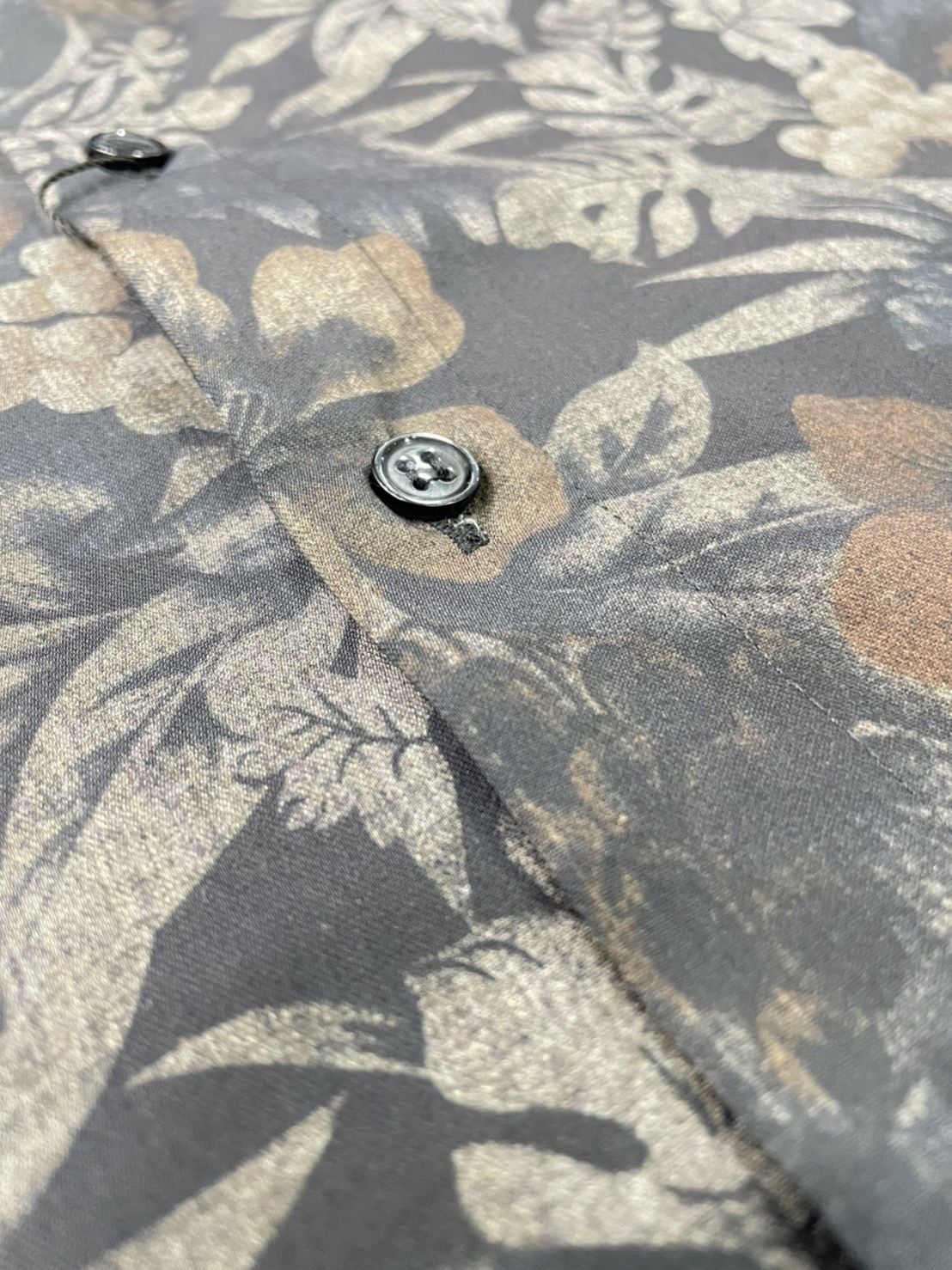 黑色印花修身短袖襯衫-6