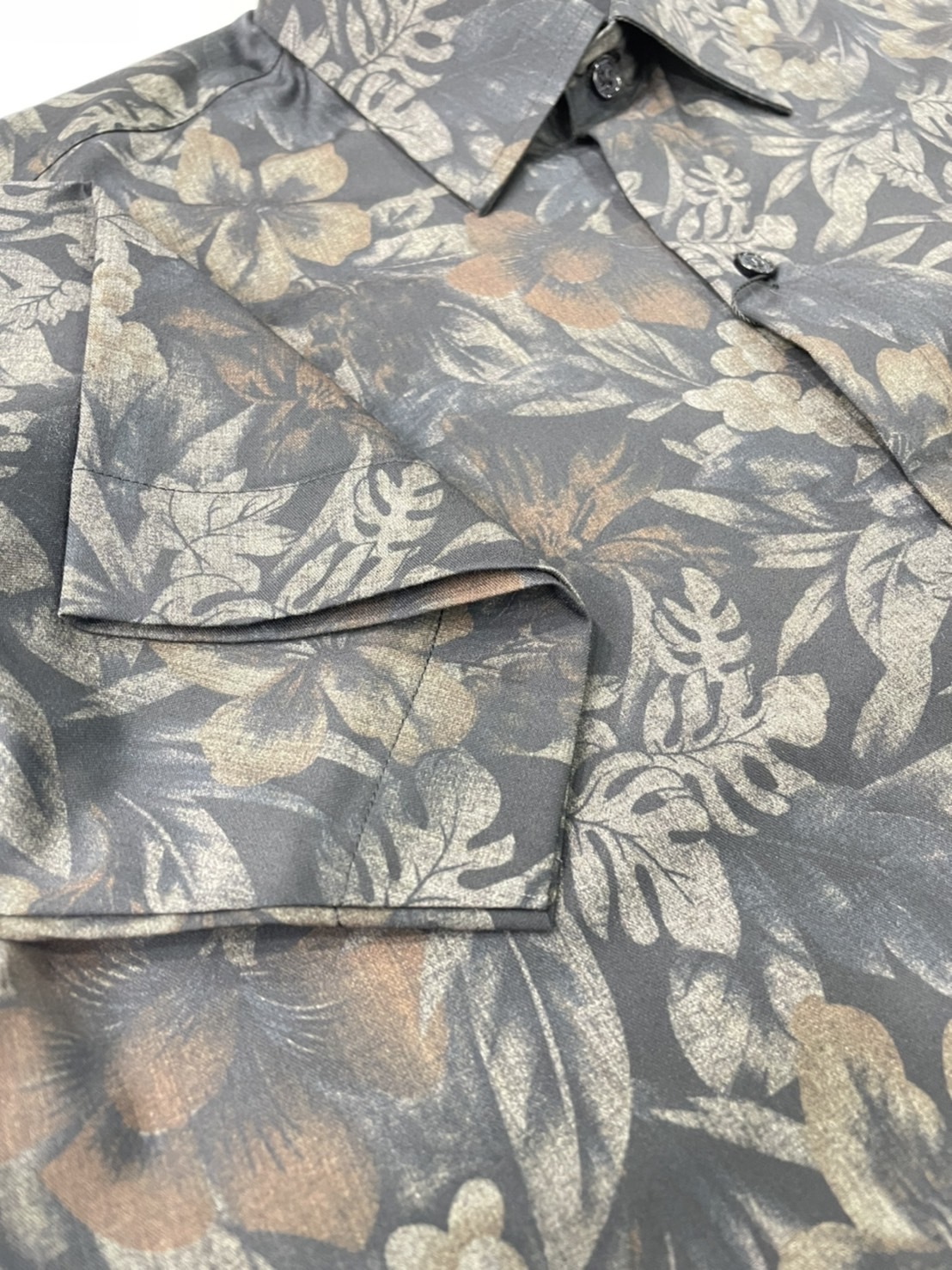 黑色印花修身短袖襯衫-7