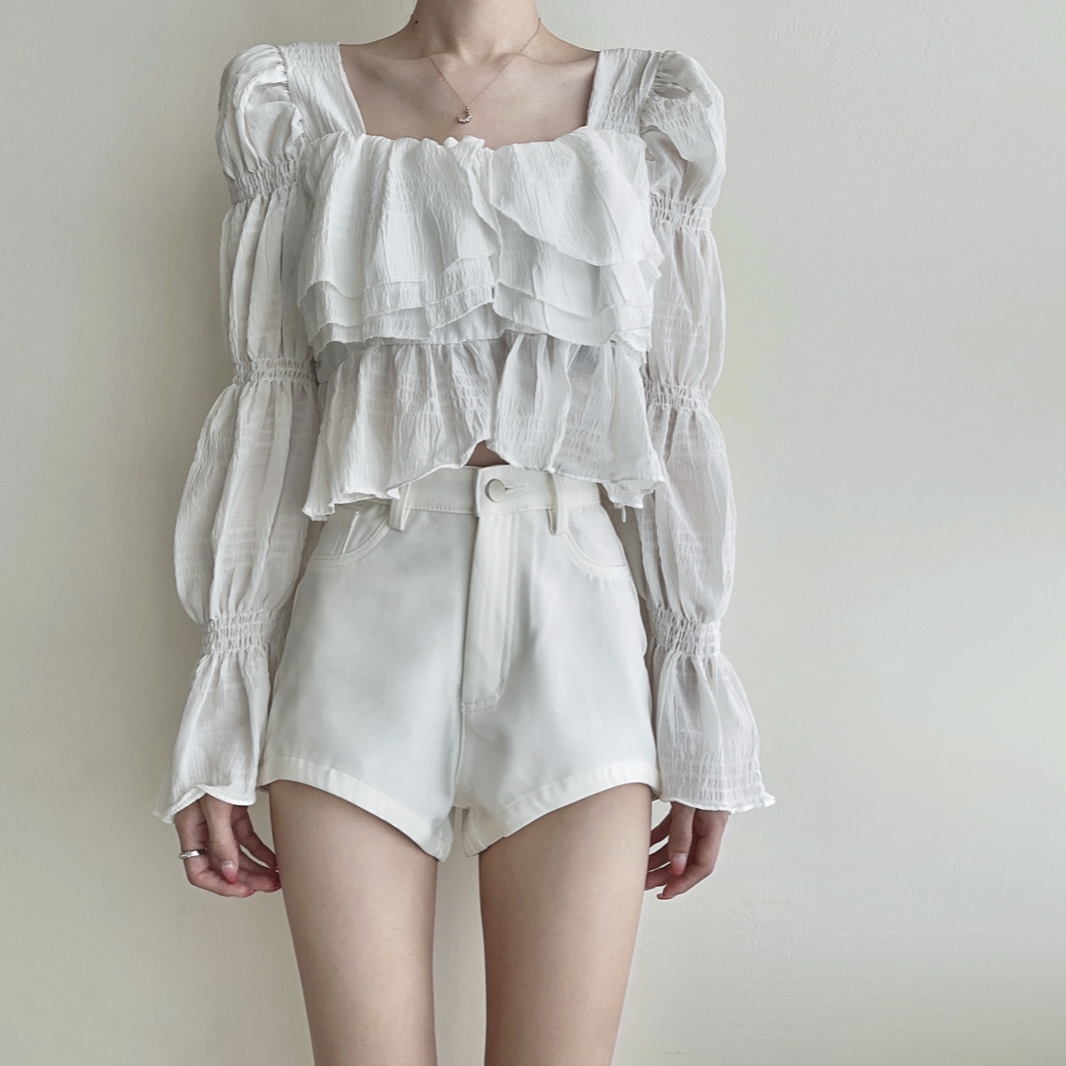 𝐂𝐡𝐢𝐞𝐬𝐭𝐮𝐝𝐢𝐨訂製·逆天長腿弧形高腰短褲/白色