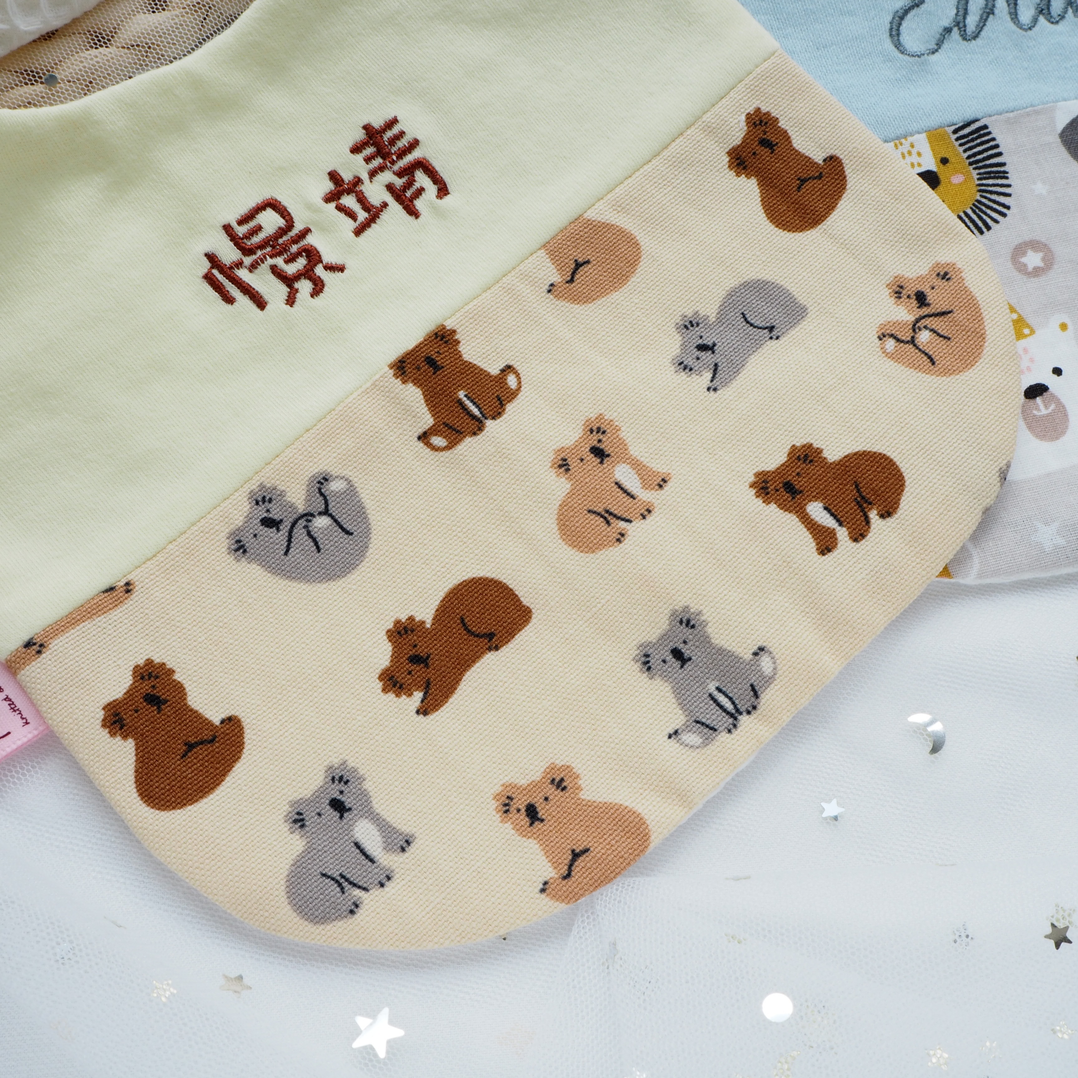 三色樹熊圖案 拼布款繡名口水肩