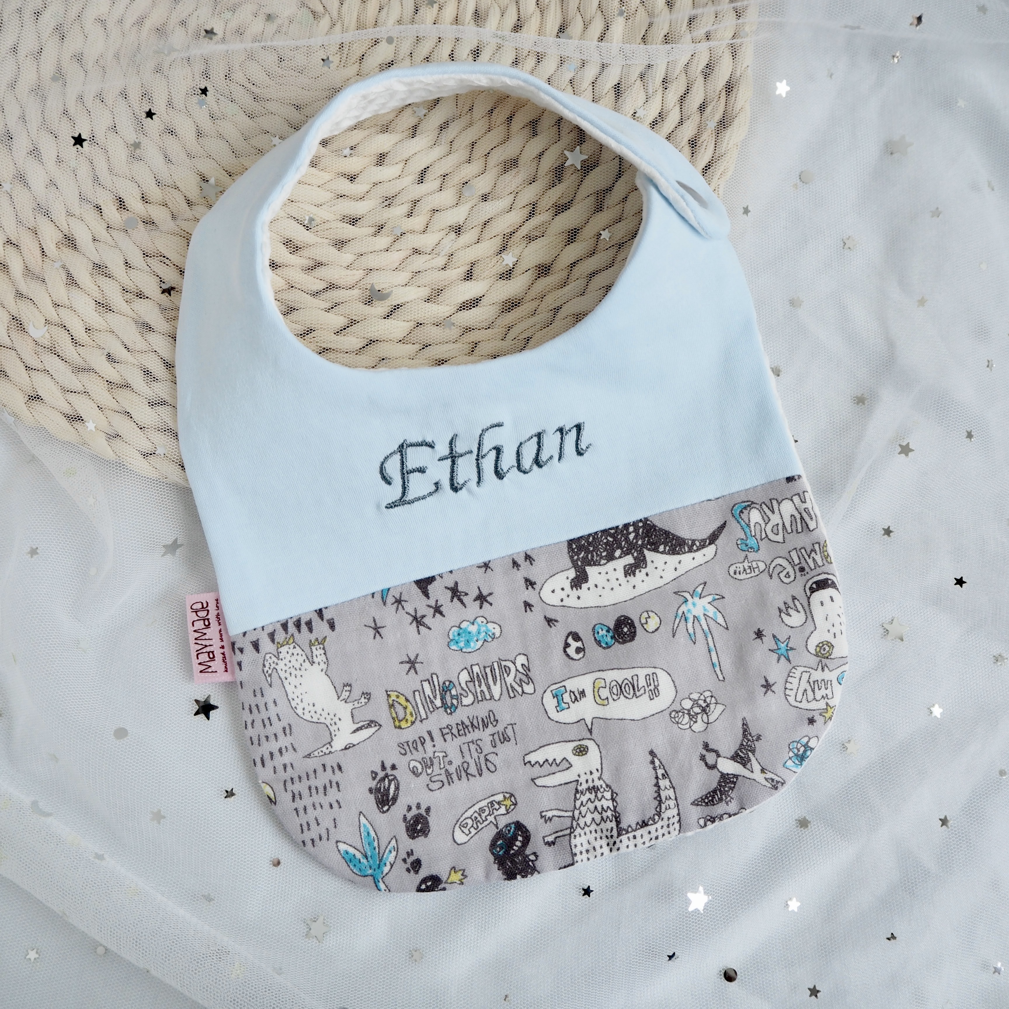 灰色恐龍圖案 拼布款繡名口水肩