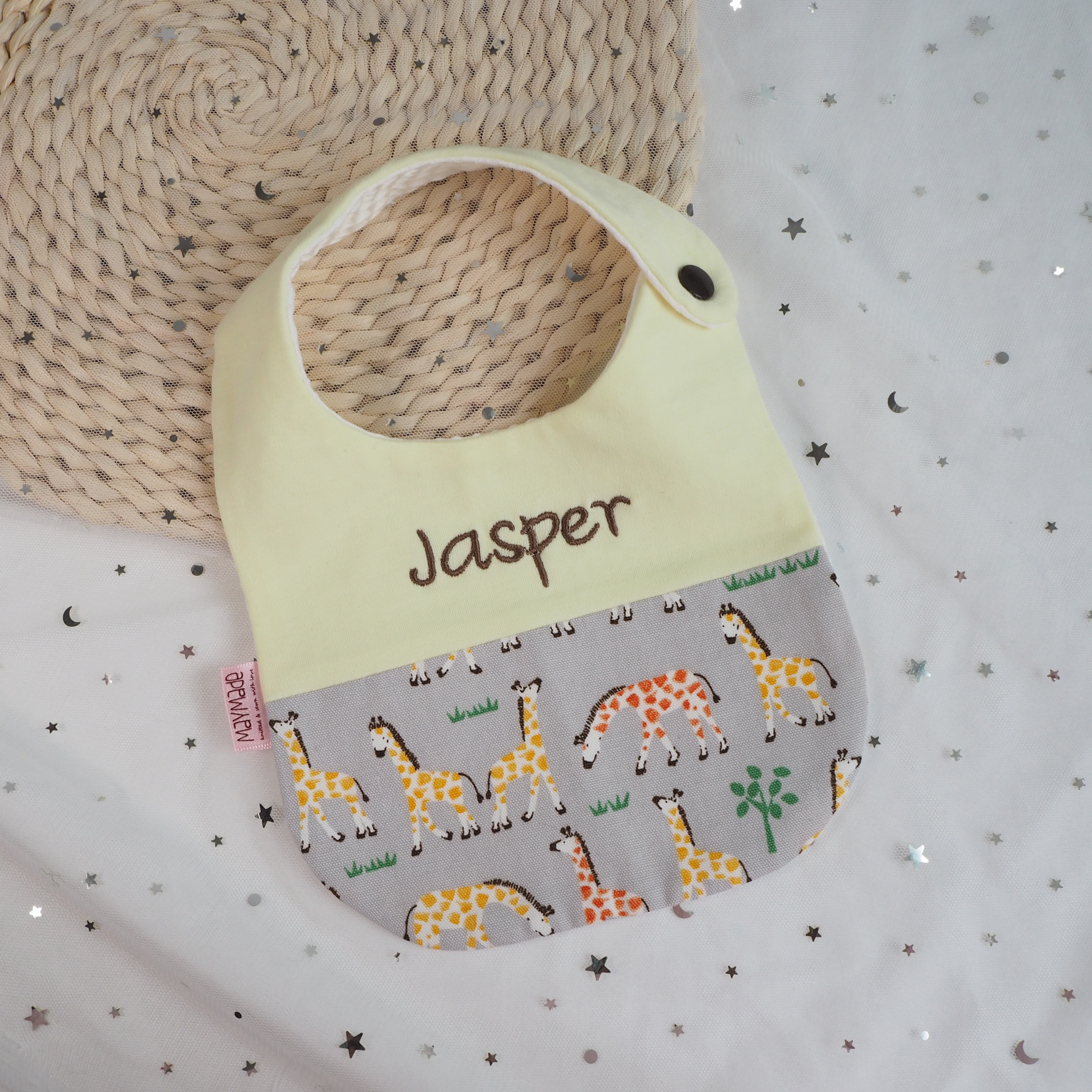 [SALE] 灰色長頸鹿圖案 拼布款繡名口水肩