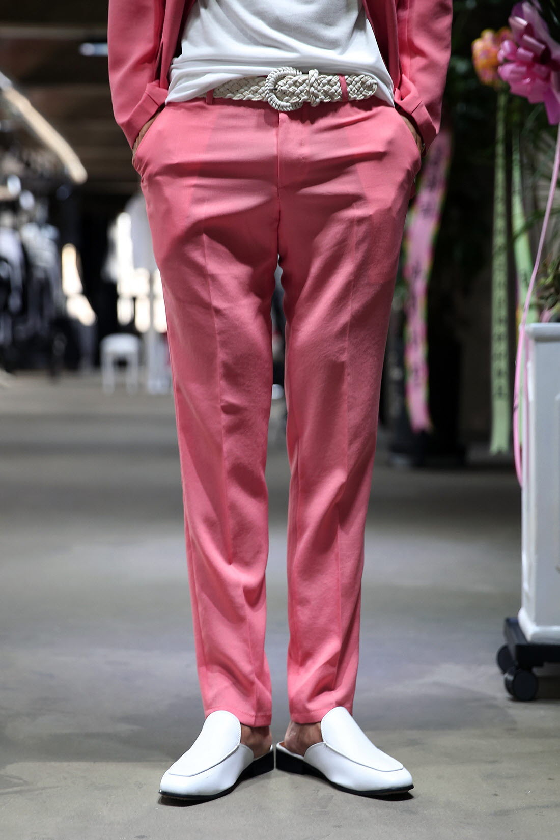 淡色系清爽風格粉色直筒西裝褲