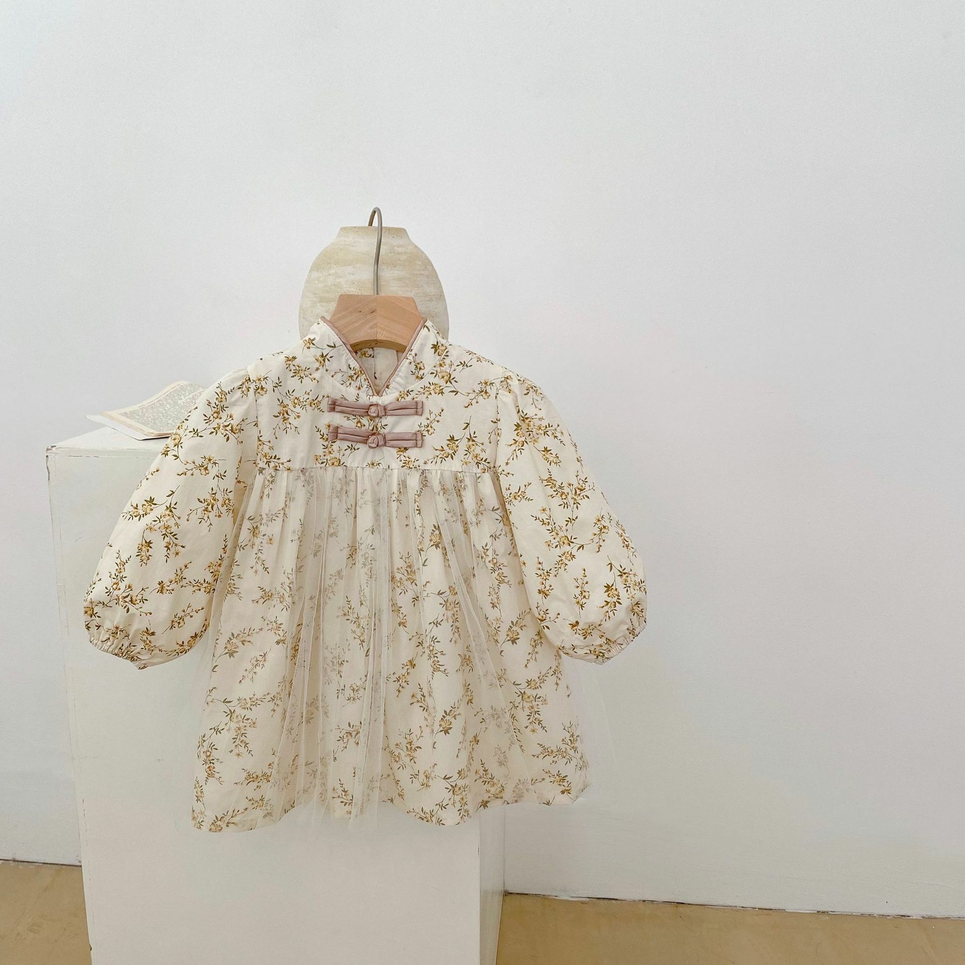 H198BE_A8_C: 米色碎花lace旗袍裙(pre-order)