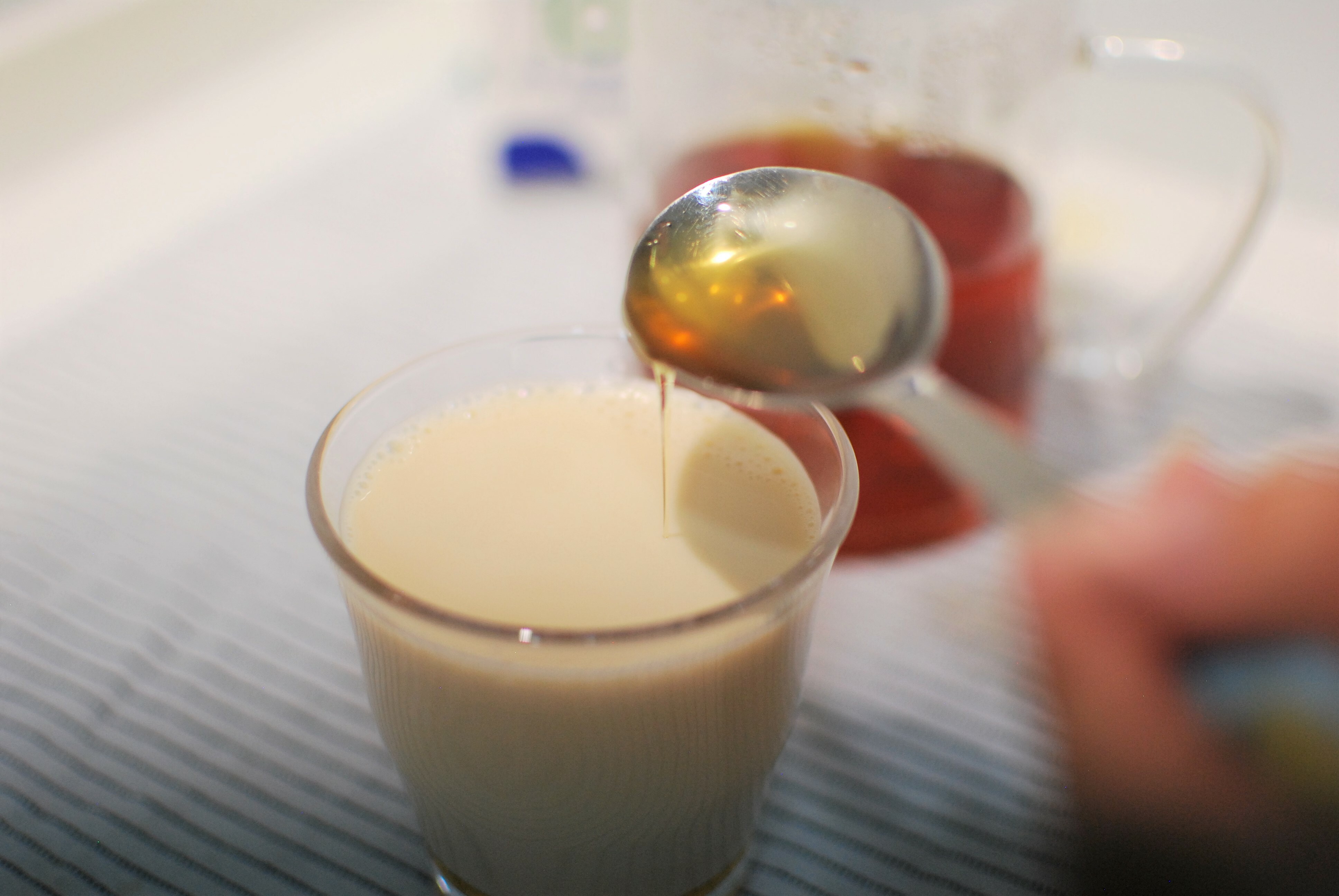 小農鮮奶茶使用吉蒸牧場阿秀鮮乳，再加蜂蜜讓味道更棒!