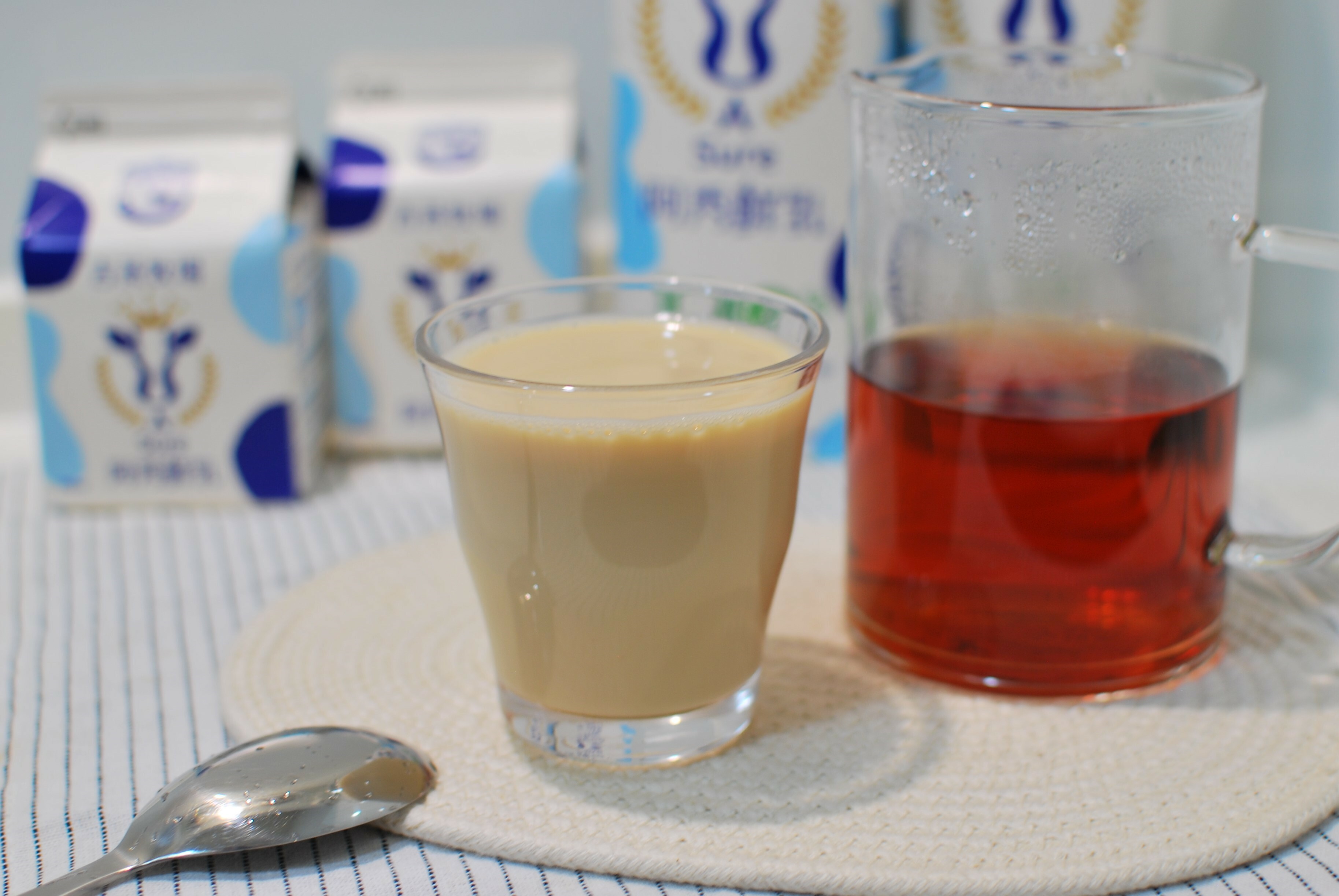 使用吉蒸阿秀鮮乳加阿薩姆紅茶，自己就能輕鬆泡好喝的紅茶拿鐵。