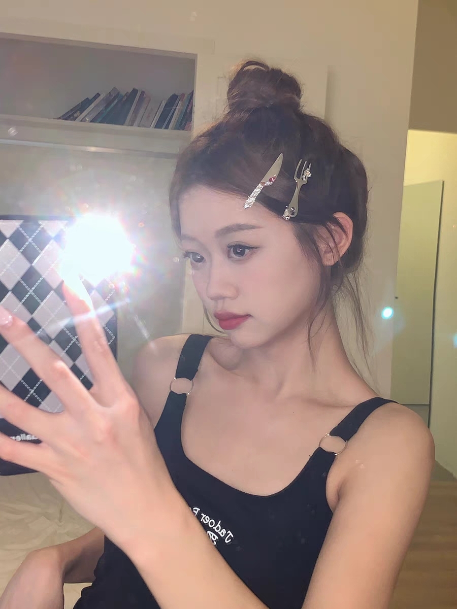 [4 for RM10] Y2K Creative Rhinestone Metal Knife and Fork Hair Clip