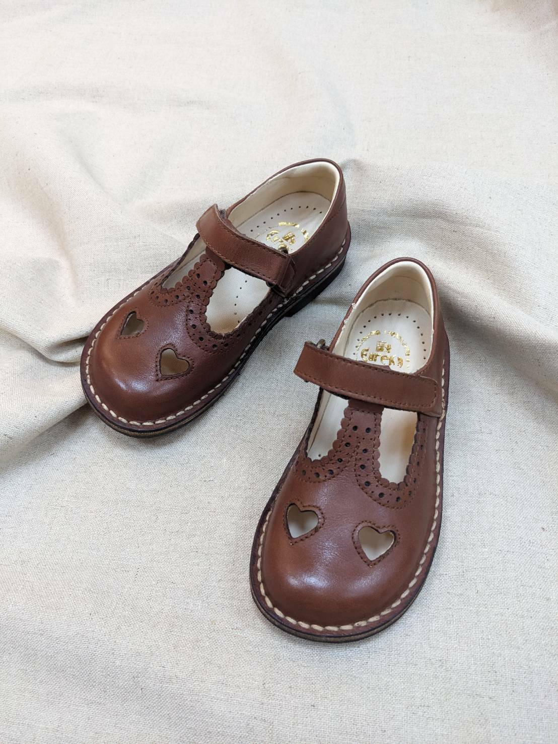 （預購）EUREKA 真皮雕花愛心鞋 魔鬼氈