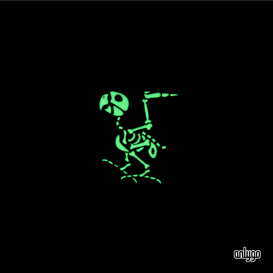 動物の型蓄光バッジ（オウム）