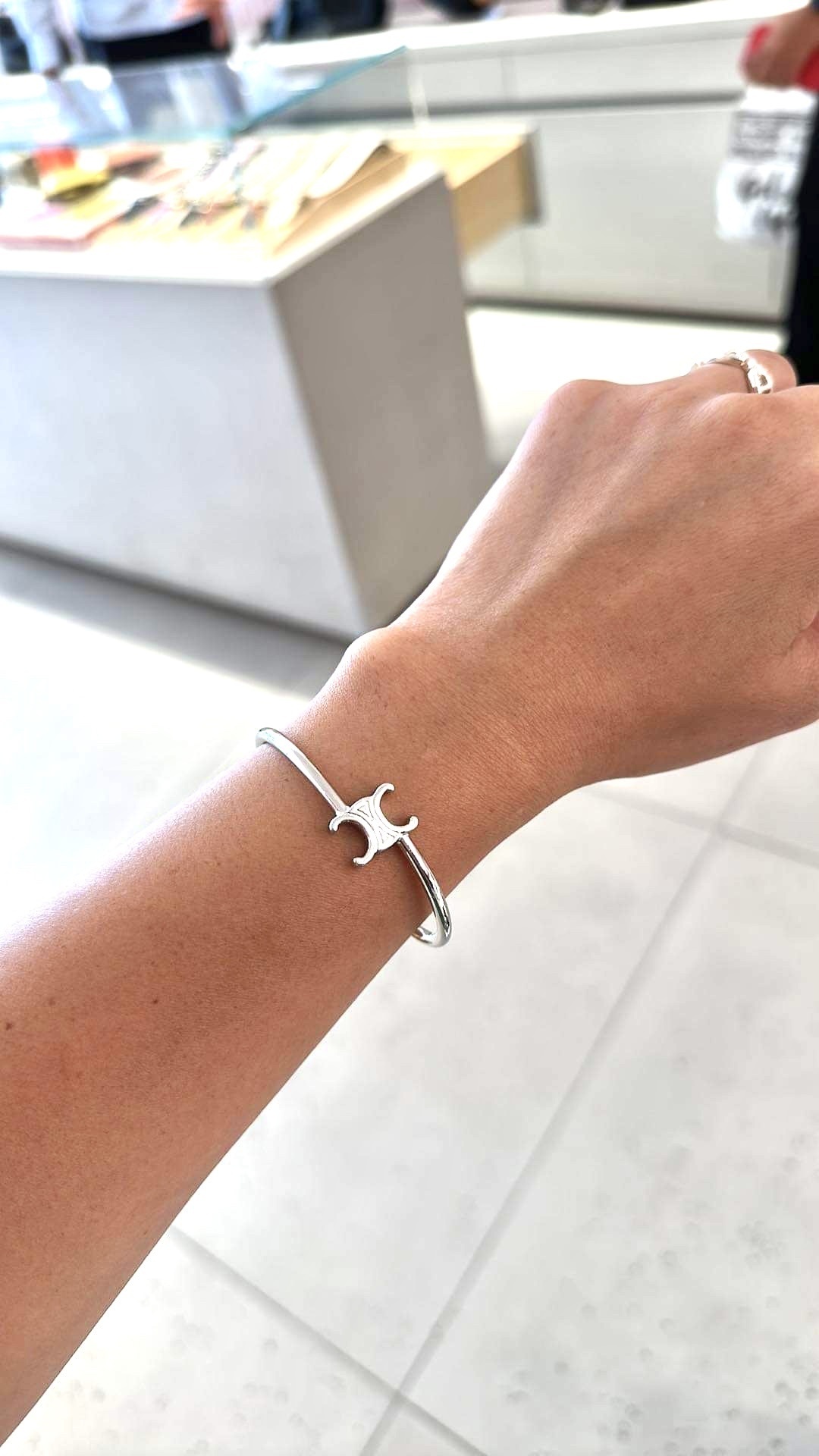 【CELINE】TRIOMPHE ASYMMETRIC CUFF TRIOMPHE ASYMMETRIC CUFF IN BRASS WITH GOLD FINISH - GOLD